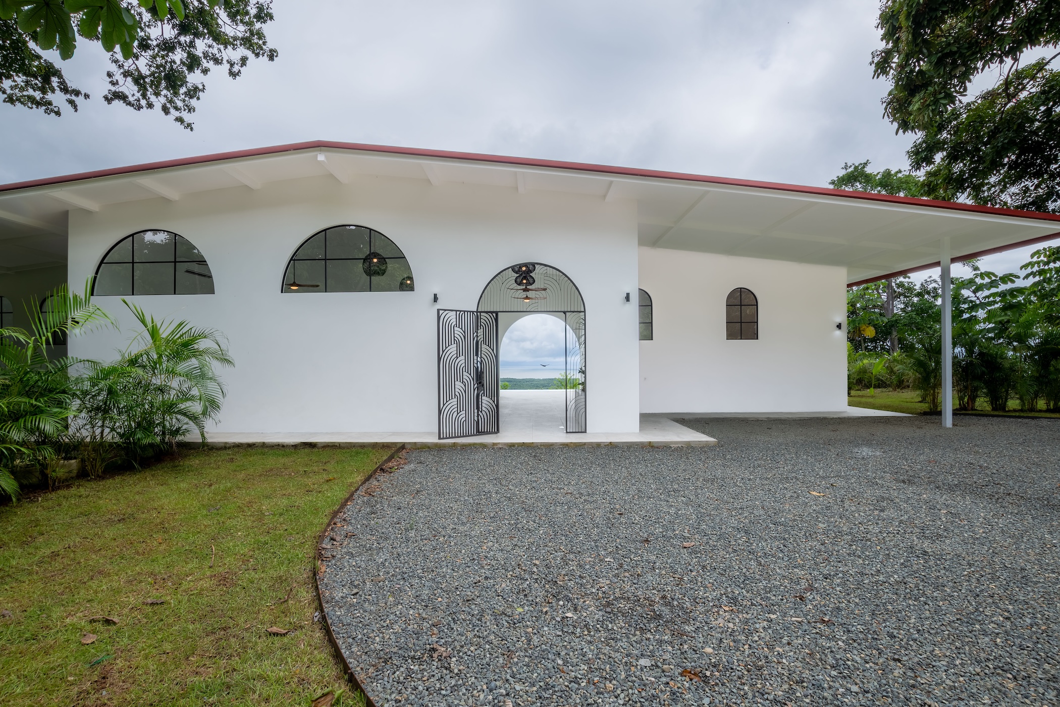 2-BEDROOM HOUSE WITH CONTEMPORARY DESIGN, IN TRES RÍOS – 1.49 ACRES