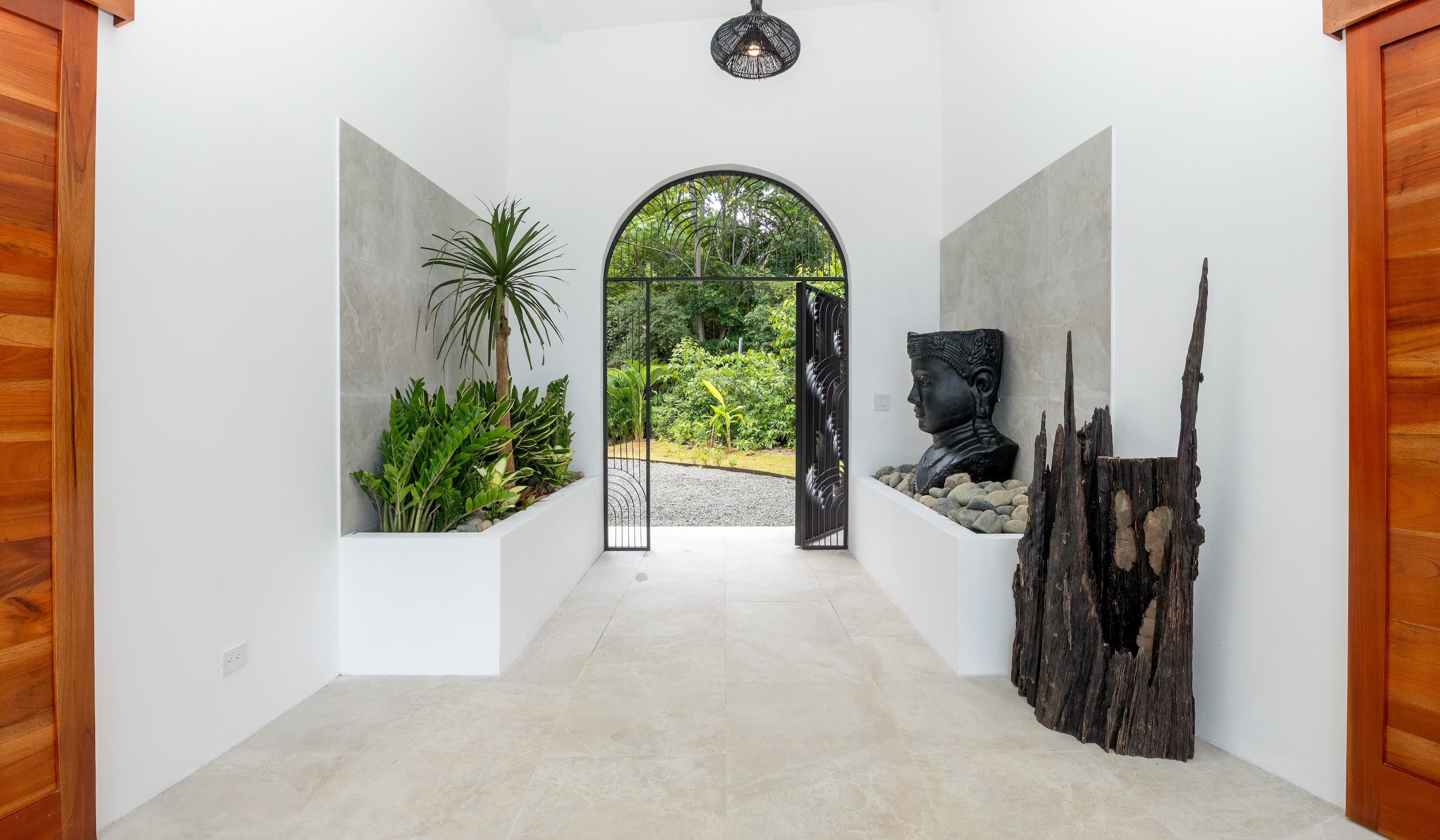 2-BEDROOM HOUSE WITH CONTEMPORARY DESIGN, IN TRES RÍOS – 1.49 ACRES
