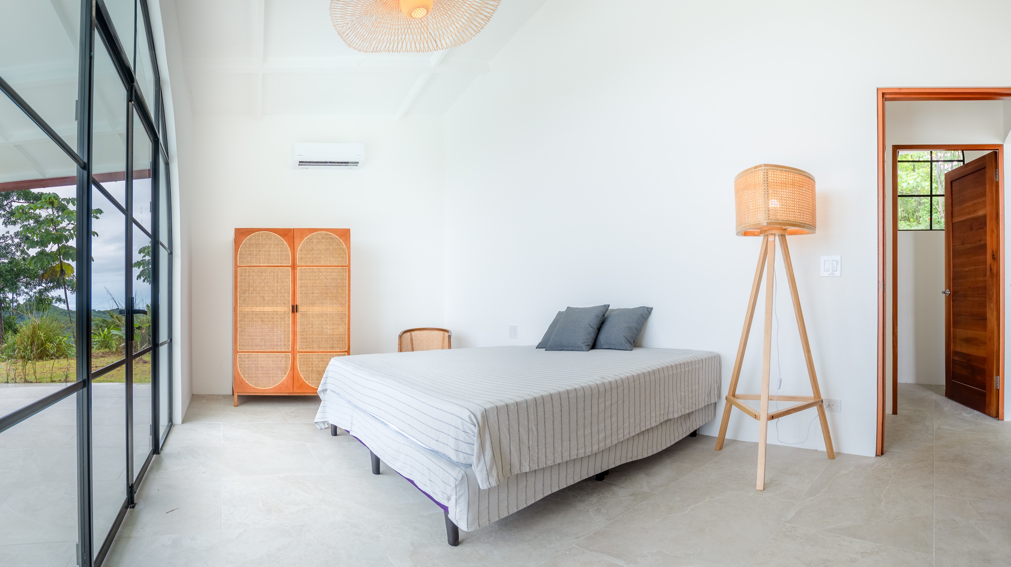 2-BEDROOM HOUSE WITH CONTEMPORARY DESIGN, IN TRES RÍOS – 1.49 ACRES