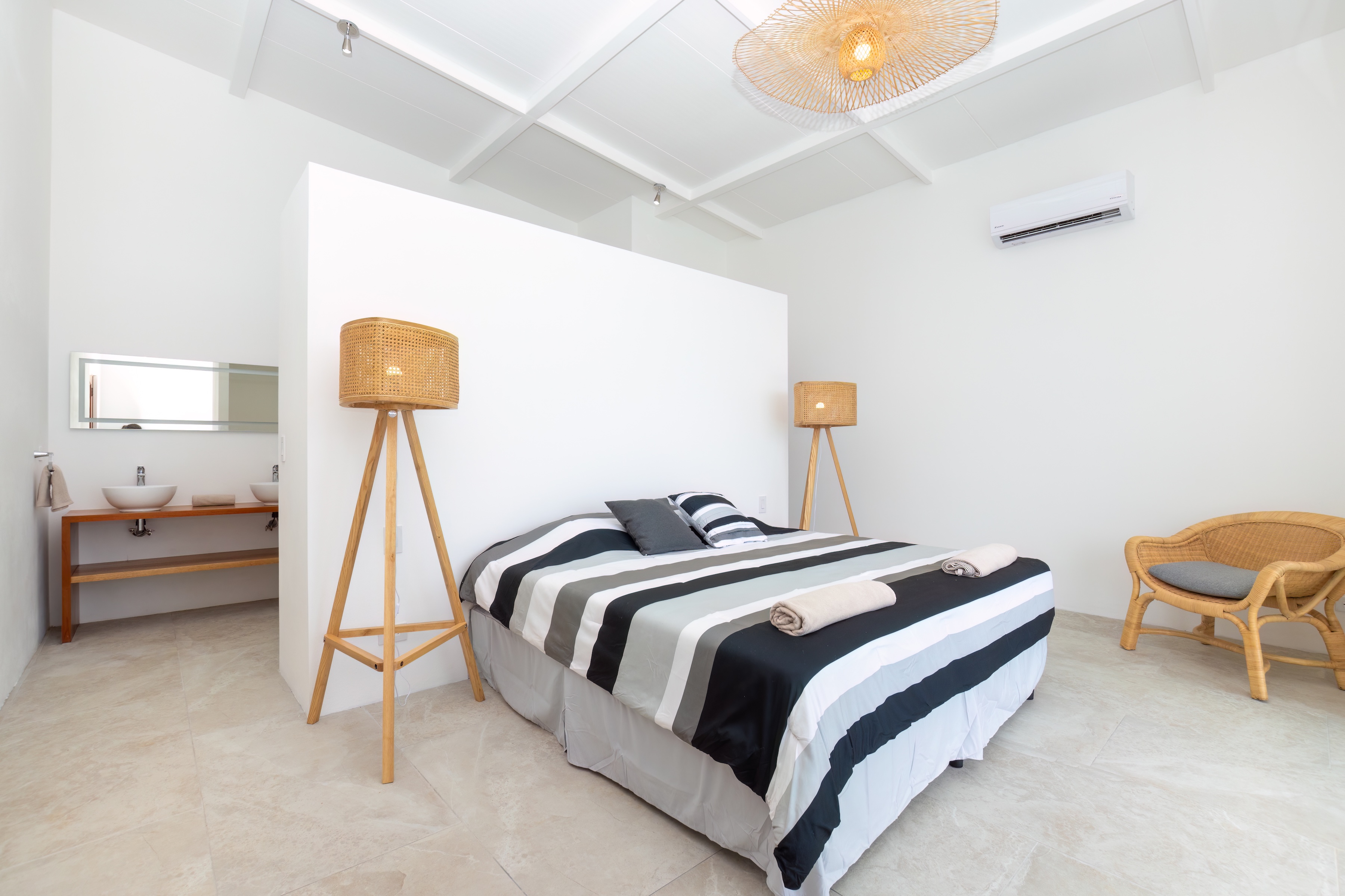 2-BEDROOM HOUSE WITH CONTEMPORARY DESIGN, IN TRES RÍOS – 1.49 ACRES