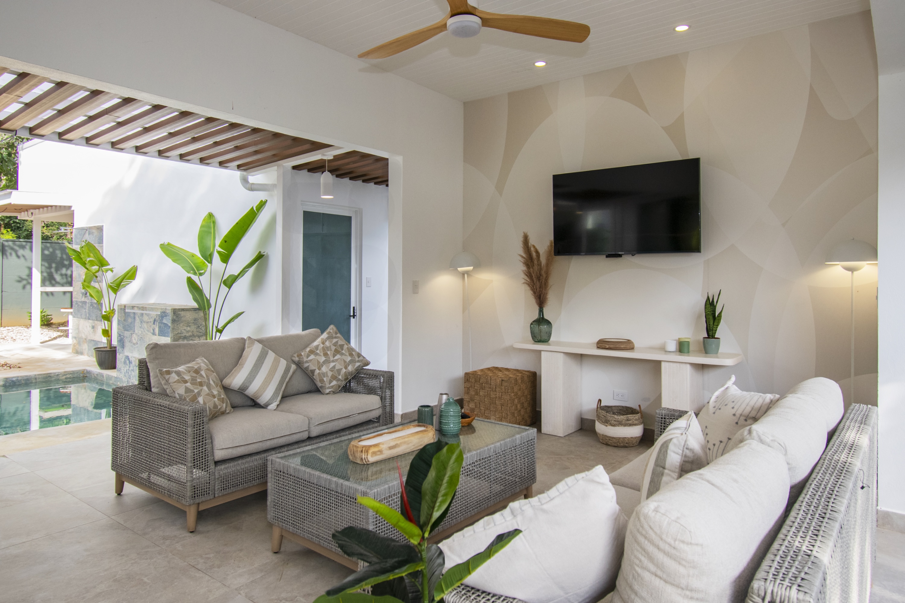 3-BEDROOM HOUSE WITH POOL NEAR THE BEACH, IN UVITA – 0.12 ACRES