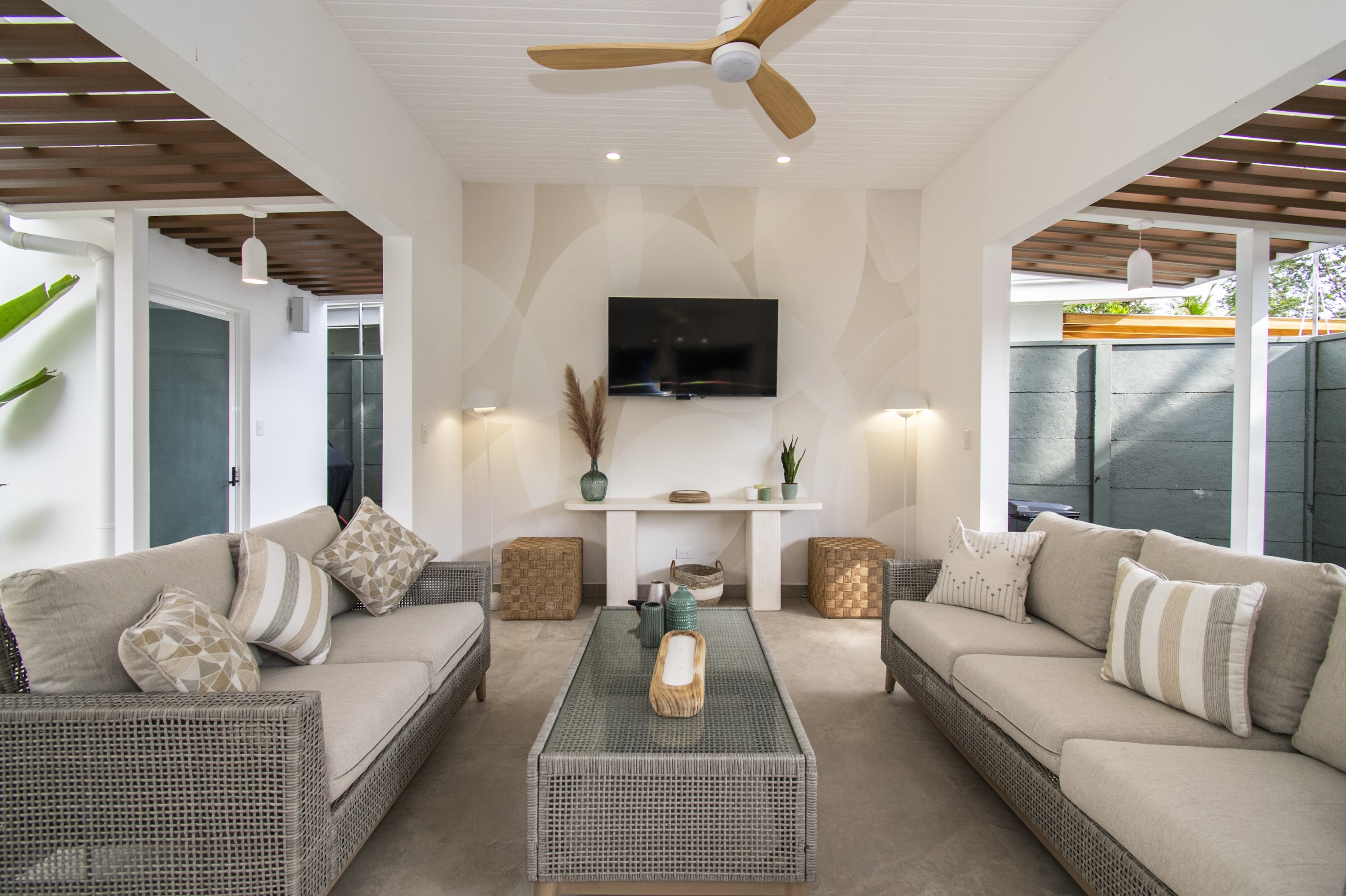 3-BEDROOM HOUSE WITH POOL NEAR THE BEACH, IN UVITA – 0.12 ACRES