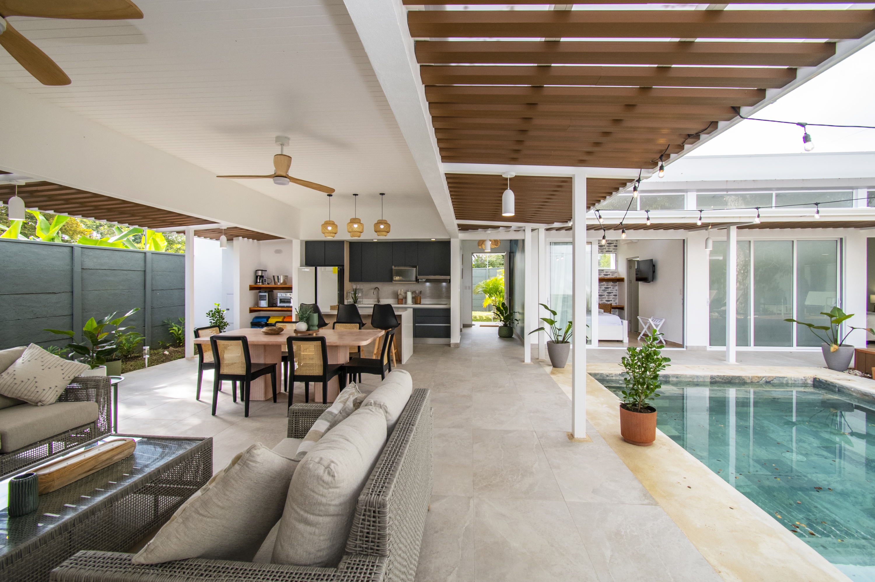 3-BEDROOM HOUSE WITH POOL NEAR THE BEACH, IN UVITA – 0.12 ACRES