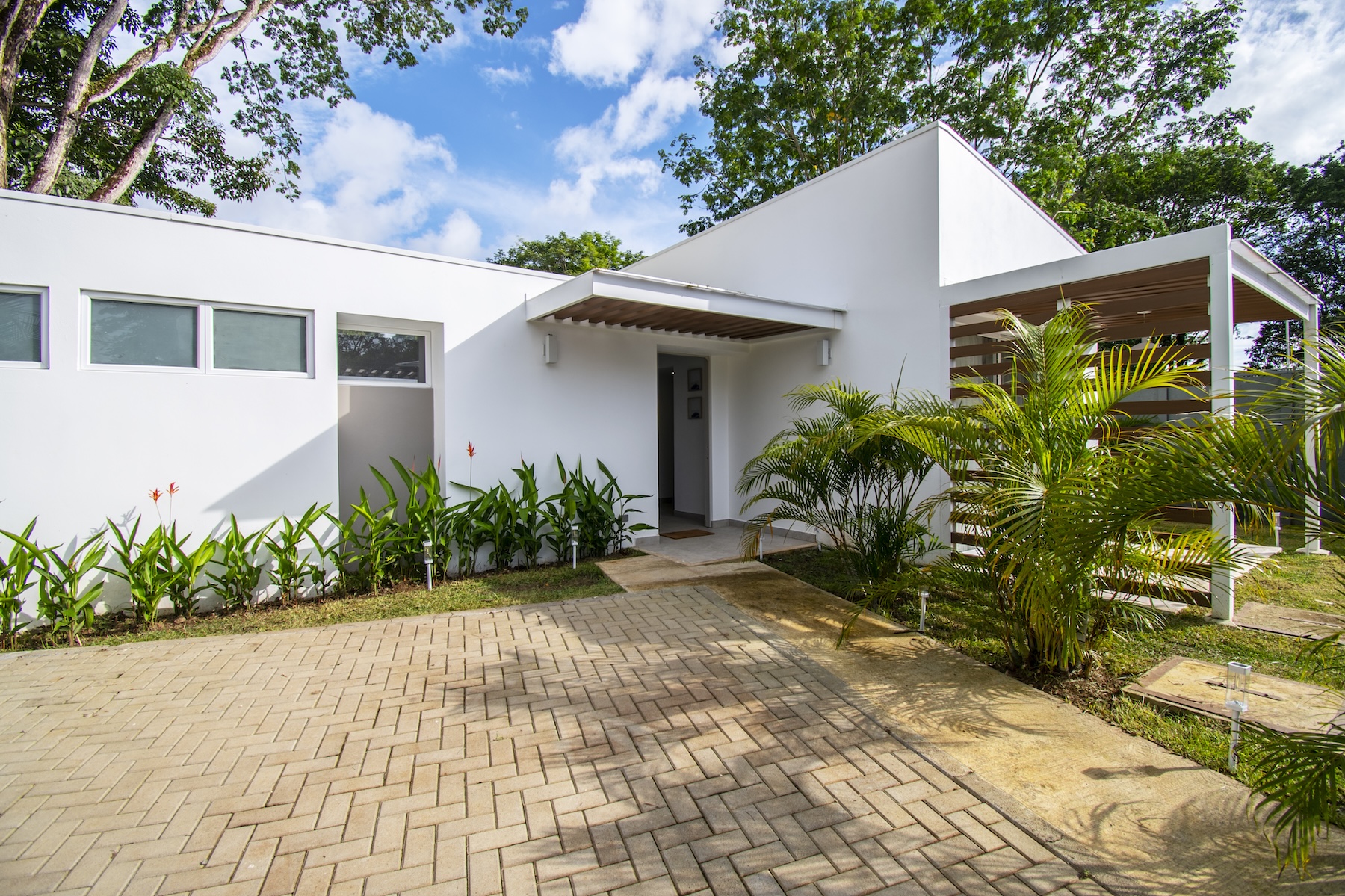 3-BEDROOM HOUSE WITH POOL NEAR THE BEACH, IN UVITA – 0.12 ACRES
