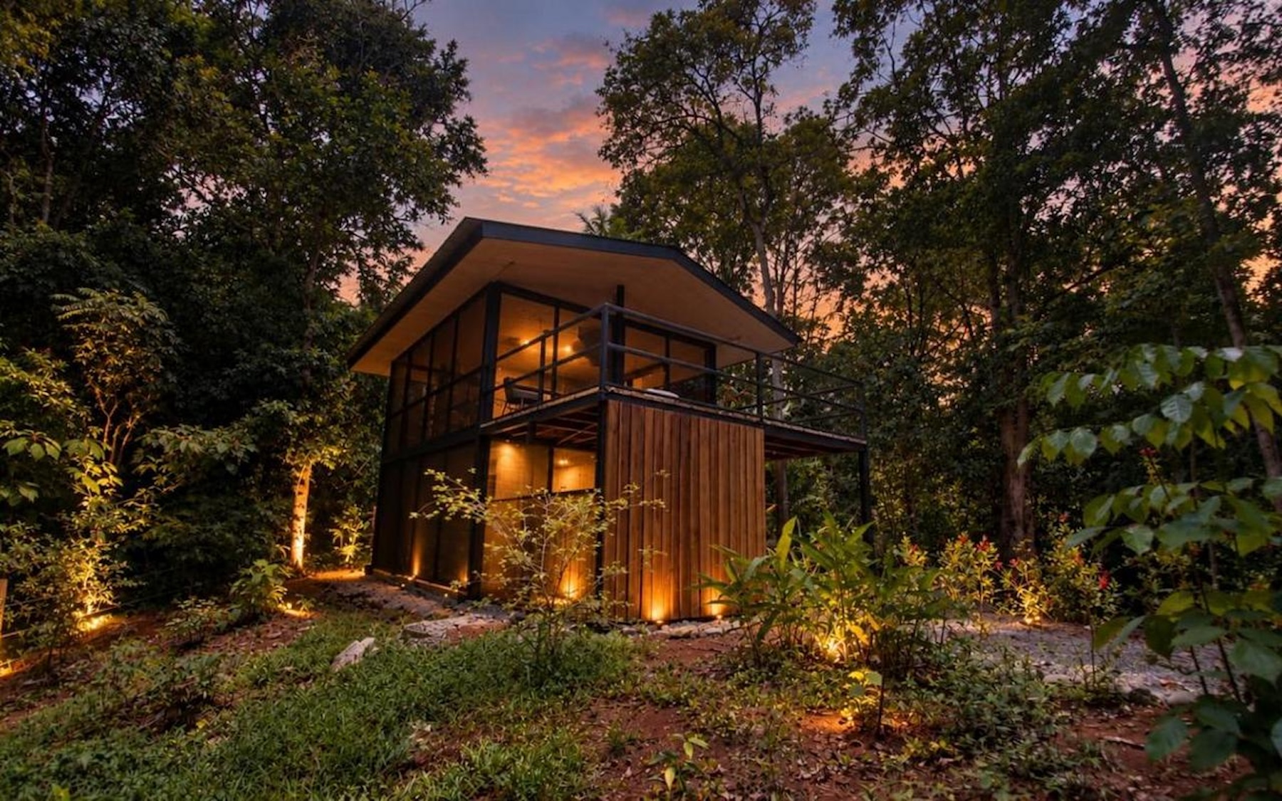 CABIN WITH DIRECT RIVER ACCESS AND PRIVATE BEACH NEAR DOMINICAL, IN PLATANILLO