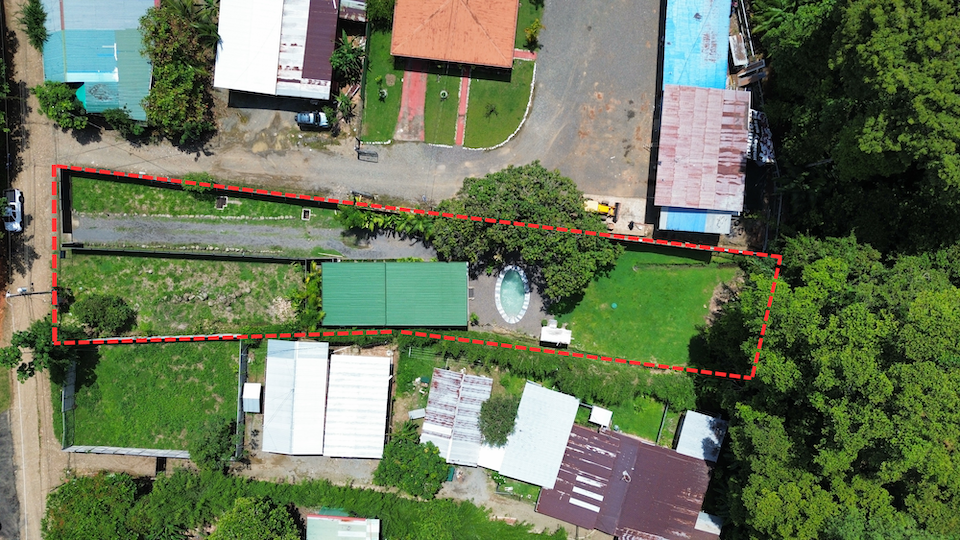 VILLA ROSAS: TROPICAL HOME WITH A POOL AND DEVELOPMENT POTENTIAL, IN UVITA