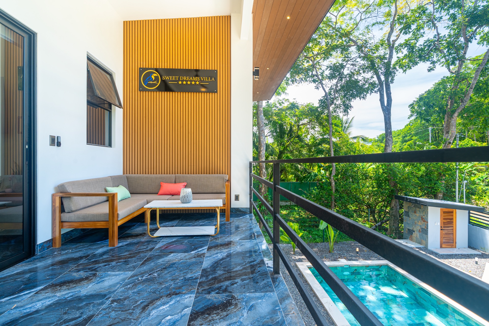 TRIPLEX IN UVITA NEAR THE SEA THREE INDEPENDENT APARTMENTS WITH A POOL AND INVESTMENT POTENTIAL
