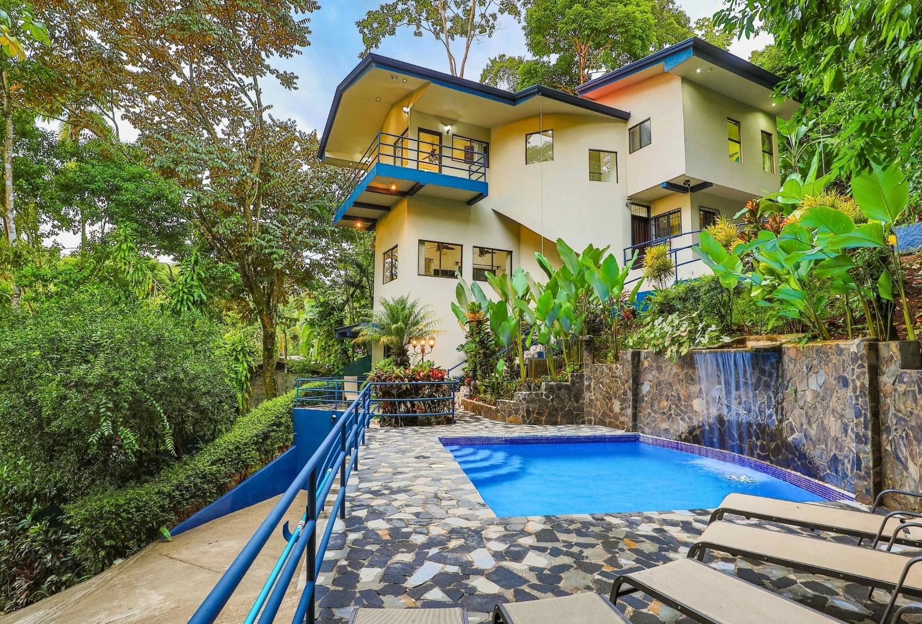 HOUSE WITH POOL AND INDEPENDENT APARTMENT, IN MANUEL ANTONIO