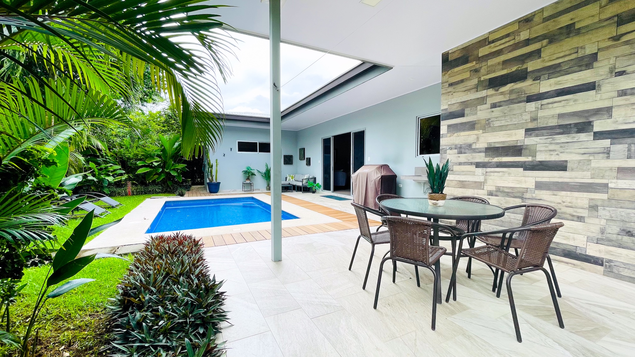 VILLA LUMA 3-BEDROOM HOUSE WITH PRIVATE POOL, IN THE HEART OF UVITA