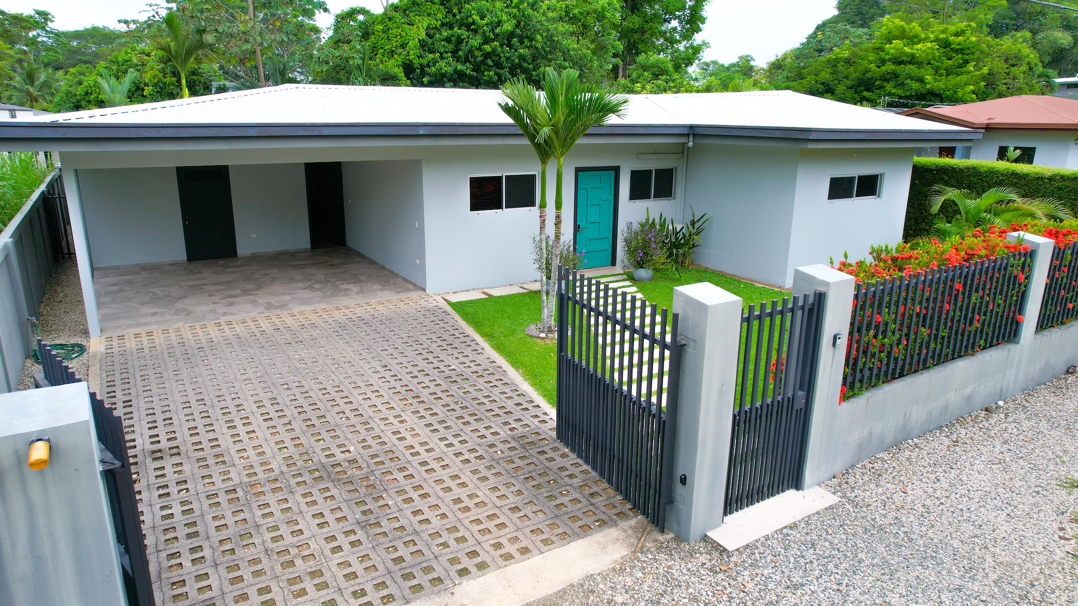 VILLA LUMA 3-BEDROOM HOUSE WITH PRIVATE POOL, IN THE HEART OF UVITA