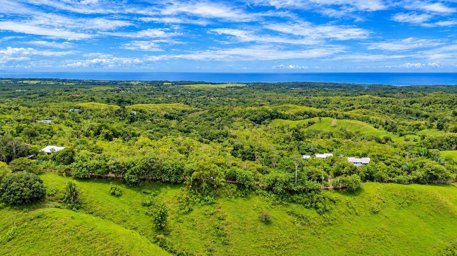 LAND WITH EXPANSIVE SEA VIEWS AND EASY YEAR-ROUND ACCESS, NEAR TO PARRITA