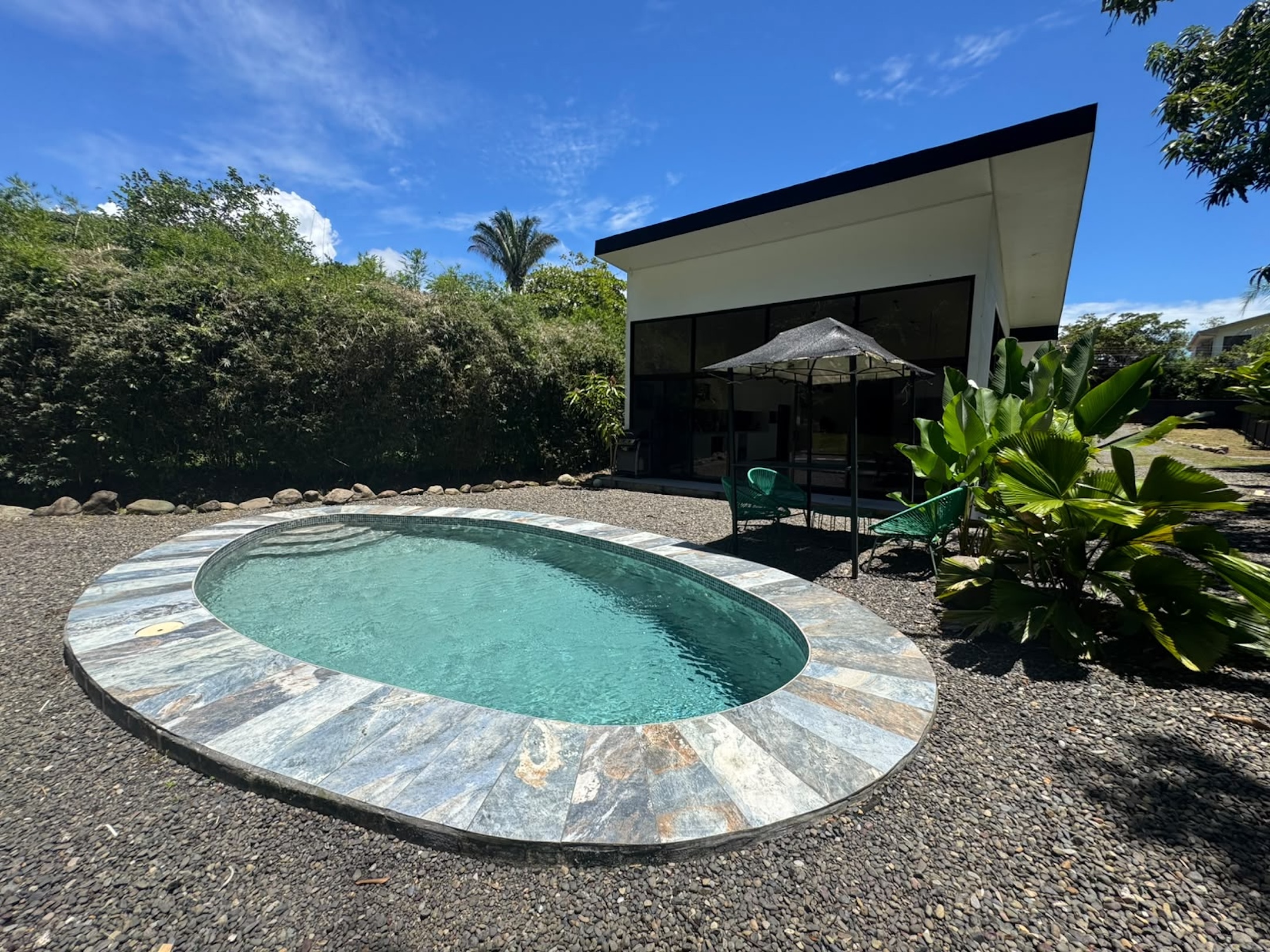 VILLA ROSAS: TROPICAL HOME WITH A POOL AND DEVELOPMENT POTENTIAL, IN UVITA