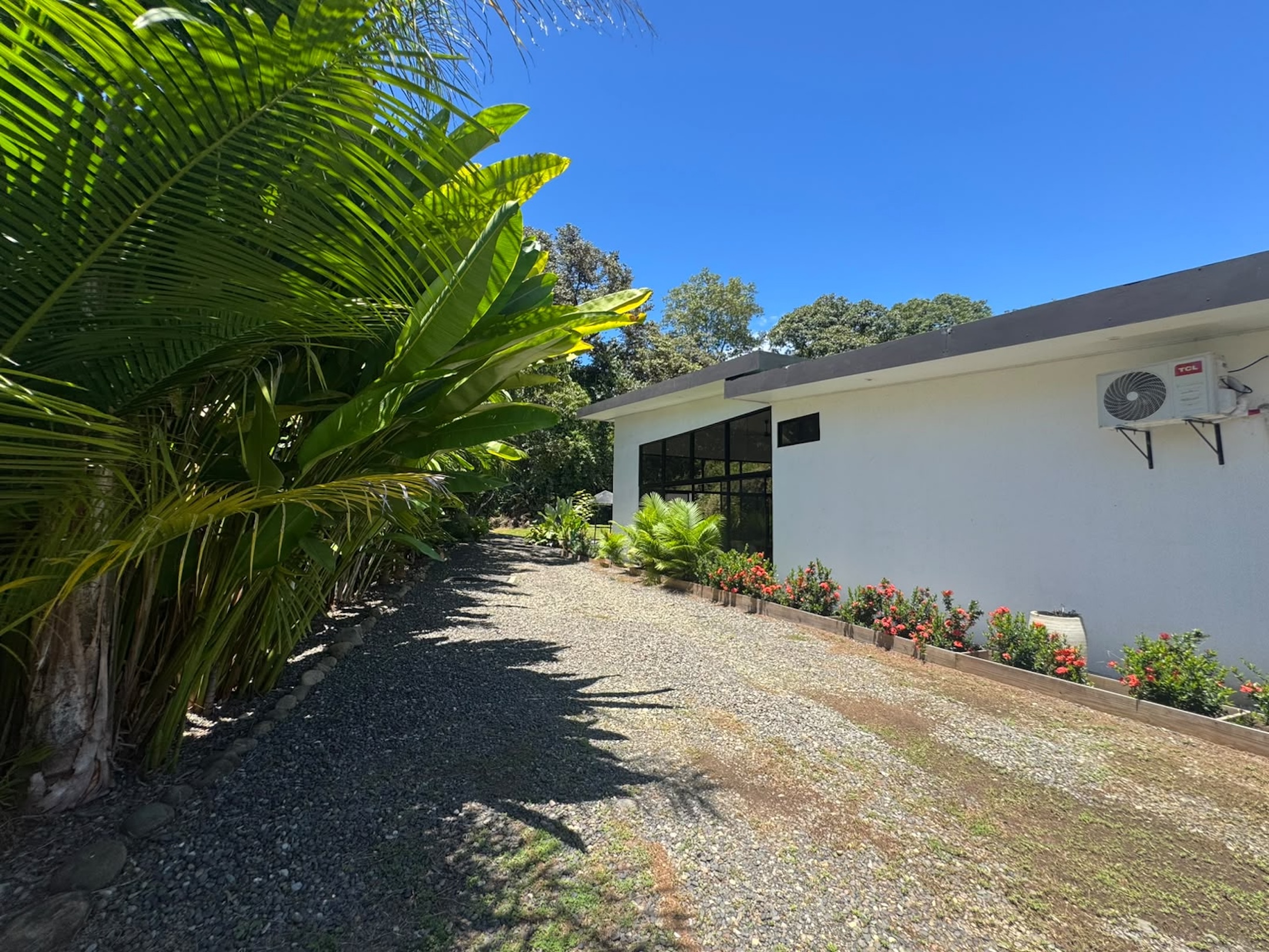 VILLA ROSAS: TROPICAL HOME WITH A POOL AND DEVELOPMENT POTENTIAL, IN UVITA