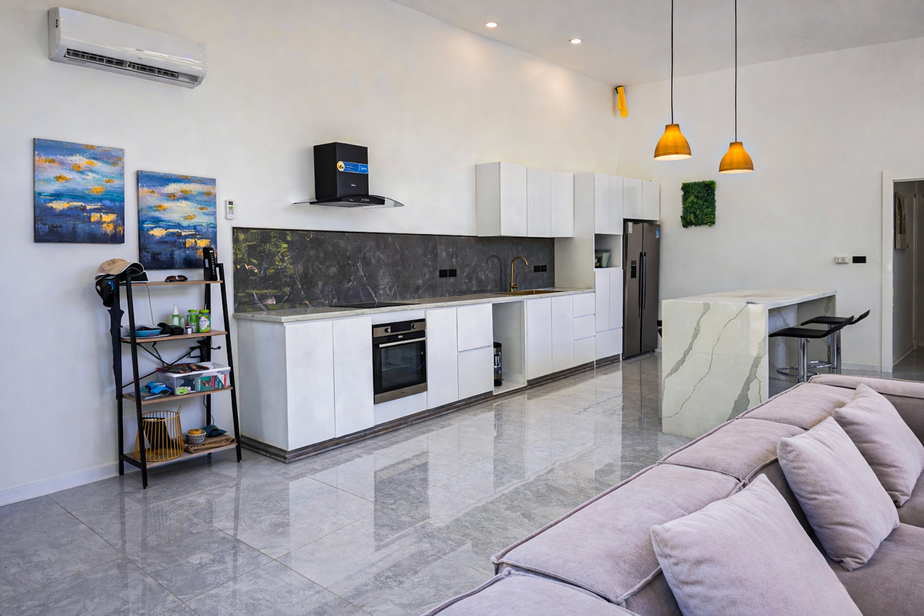 VILLA ROSAS: TROPICAL HOME WITH A POOL AND DEVELOPMENT POTENTIAL, IN UVITA