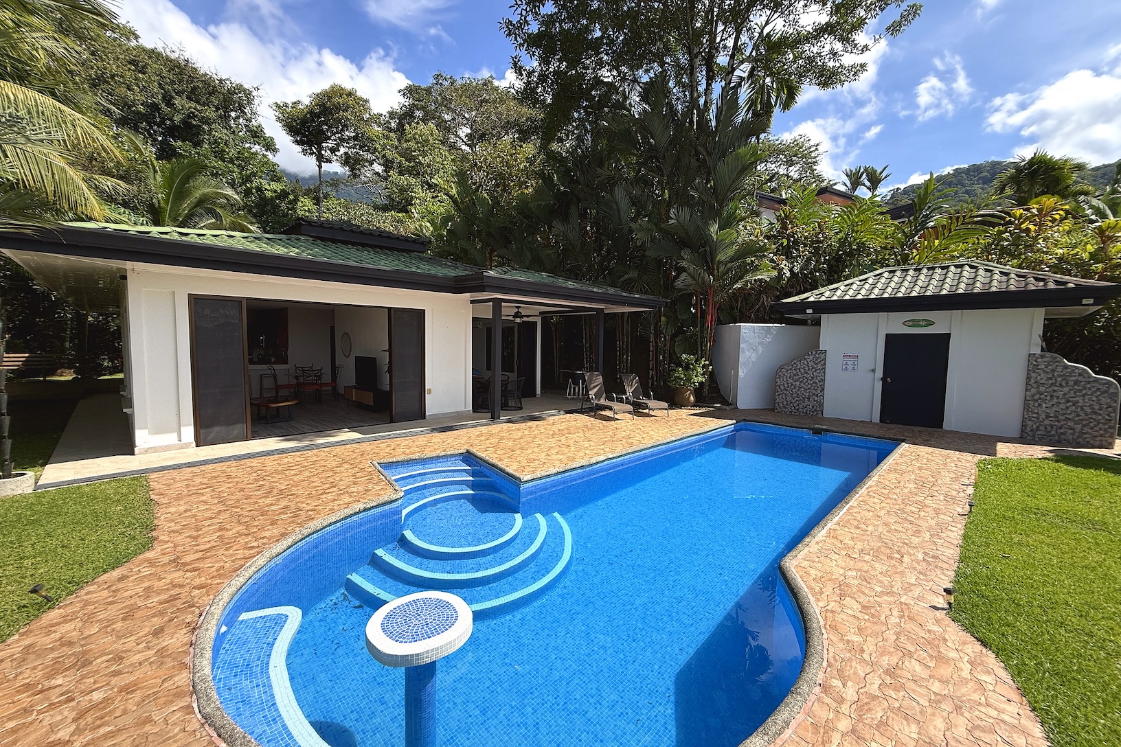 PRIVATE RESIDENCE WITH POOL AND PANORAMIC PACIFIC VIEWS, IN OJOCHAL