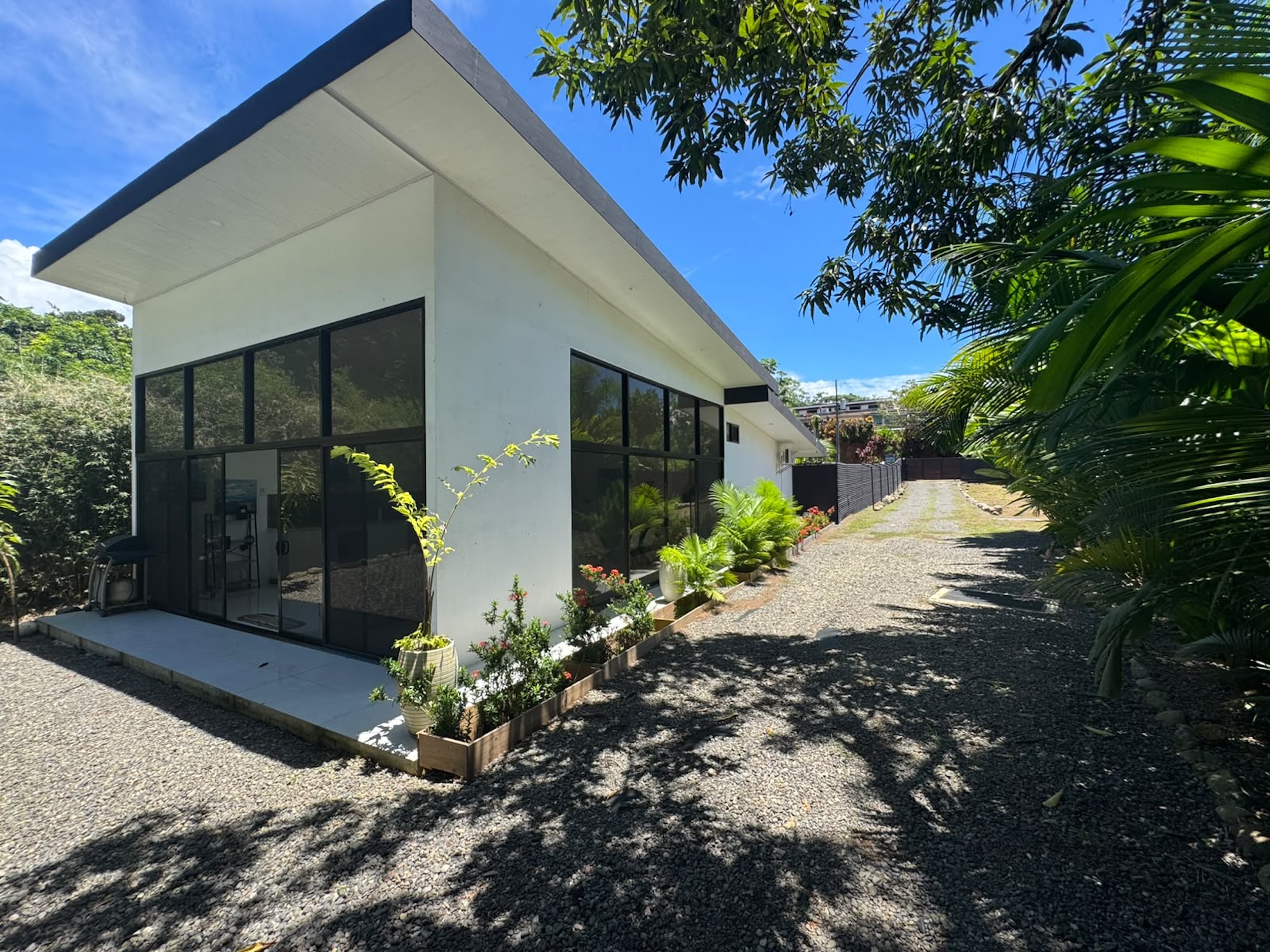 VILLA ROSAS: TROPICAL HOME WITH A POOL AND DEVELOPMENT POTENTIAL, IN UVITA