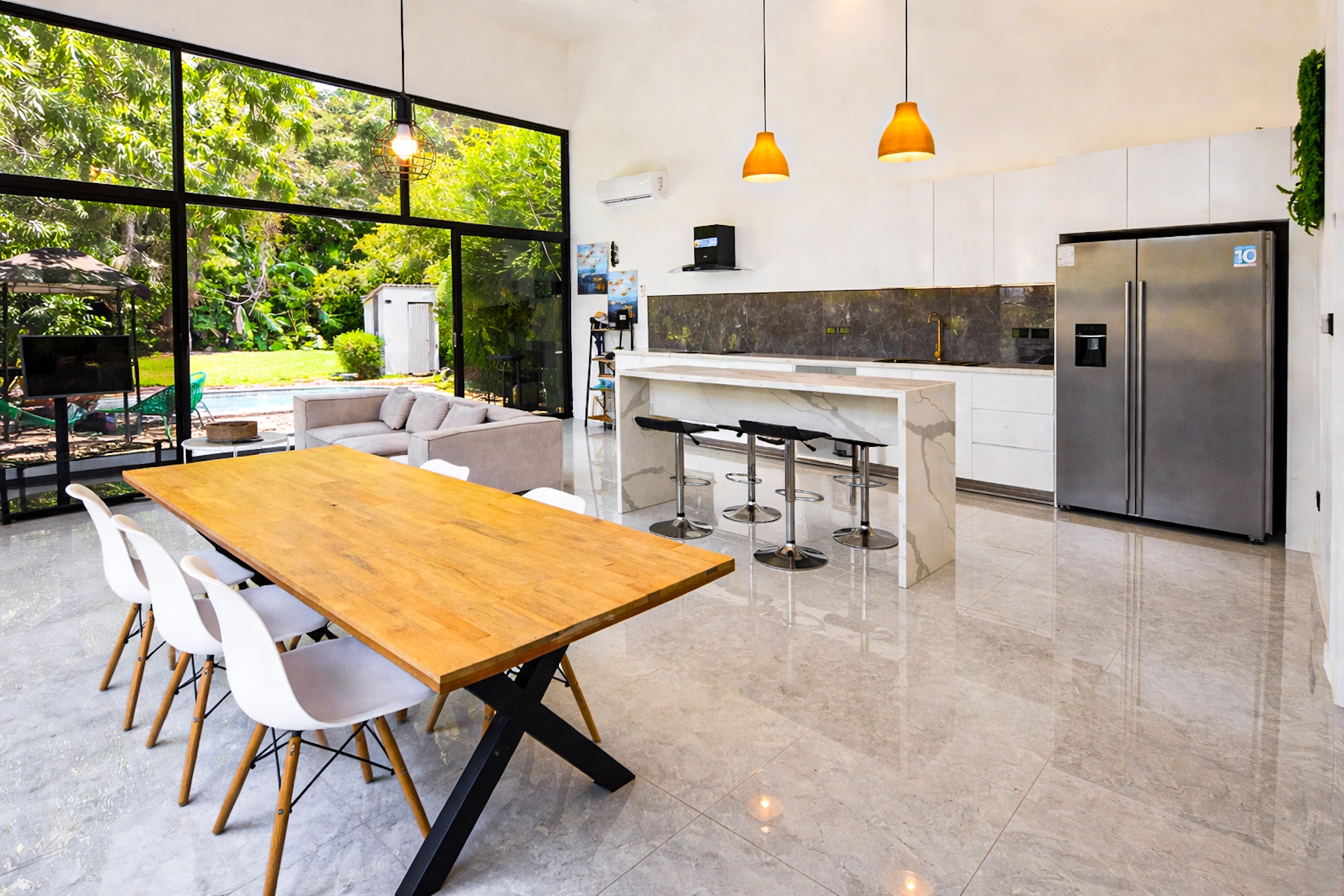 VILLA ROSAS: TROPICAL HOME WITH A POOL AND DEVELOPMENT POTENTIAL, IN UVITA