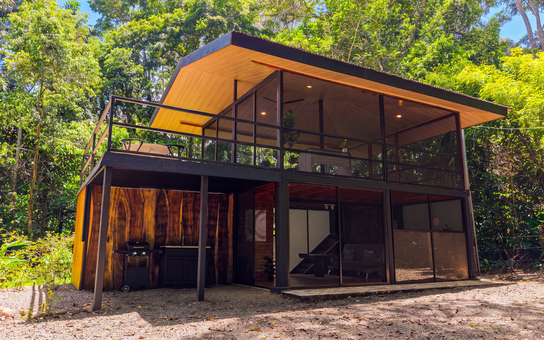 CABIN WITH DIRECT RIVER ACCESS AND PRIVATE BEACH NEAR DOMINICAL, IN PLATANILLO