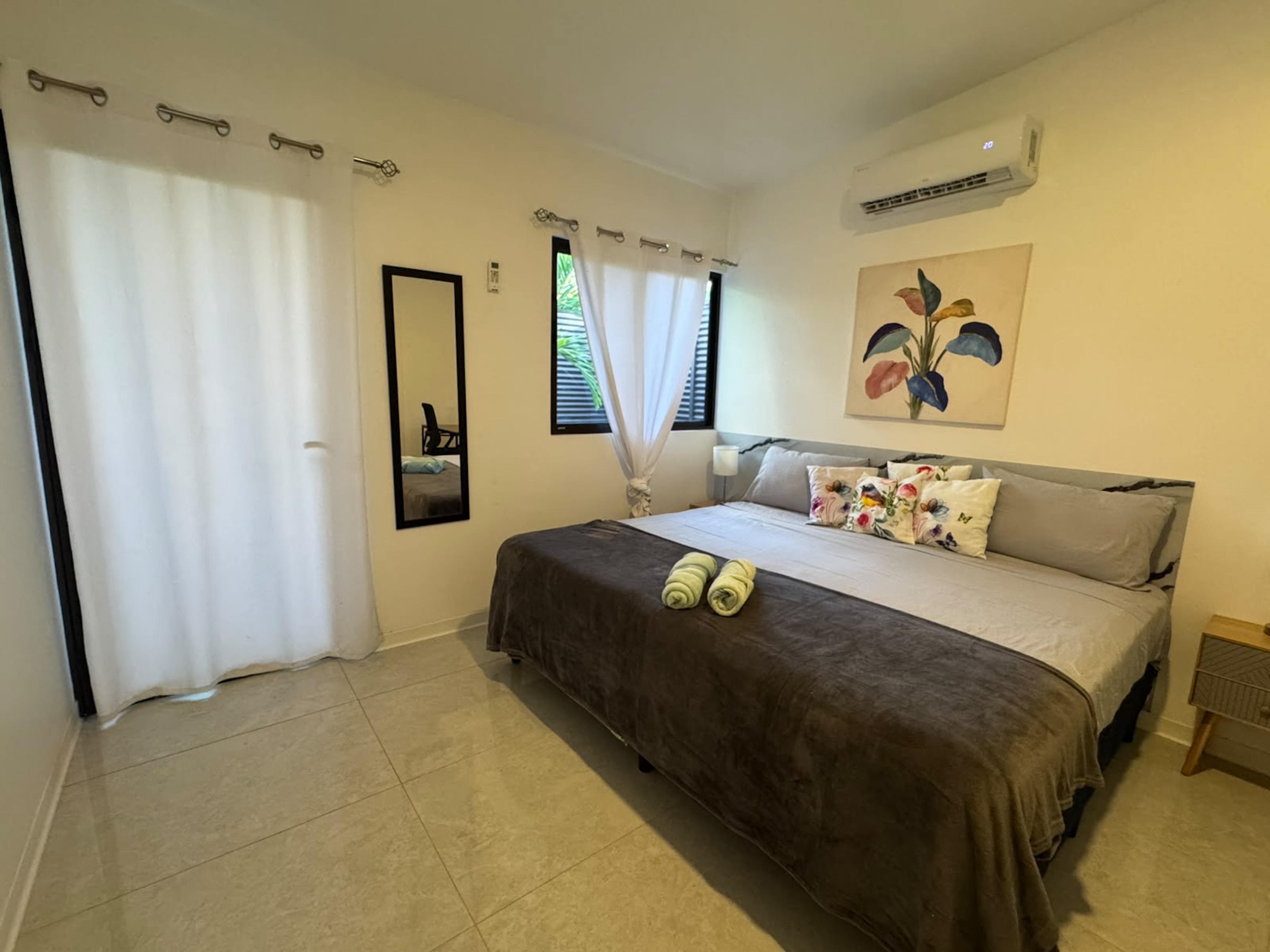 VILLA ROSAS: TROPICAL HOME WITH A POOL AND DEVELOPMENT POTENTIAL, IN UVITA