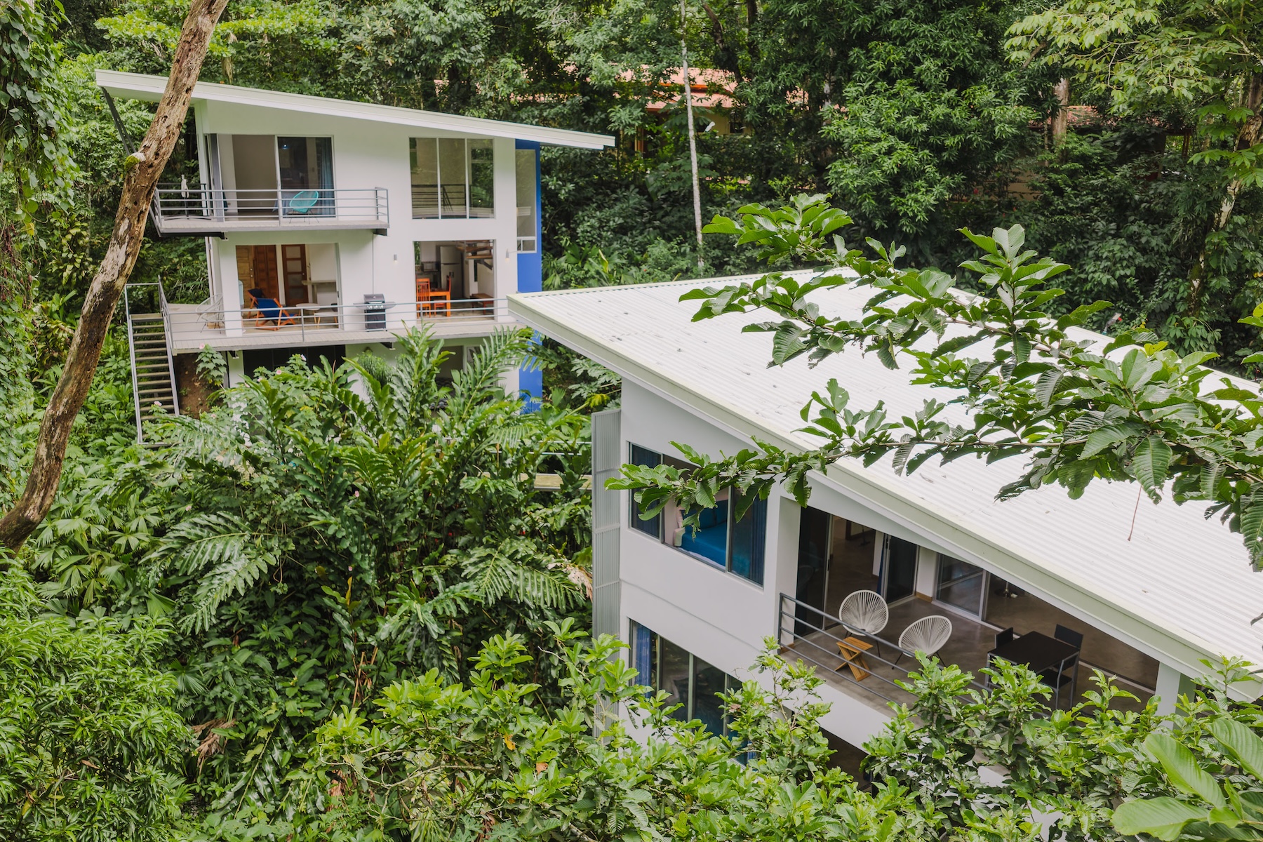 PRIVATE PROPERTY IN A GATED RESIDENTIAL COMMUNITY, SURROUNDED BY JUNGLE AND FEATURING THREE UNITS, IN MANUEL ANTONIO