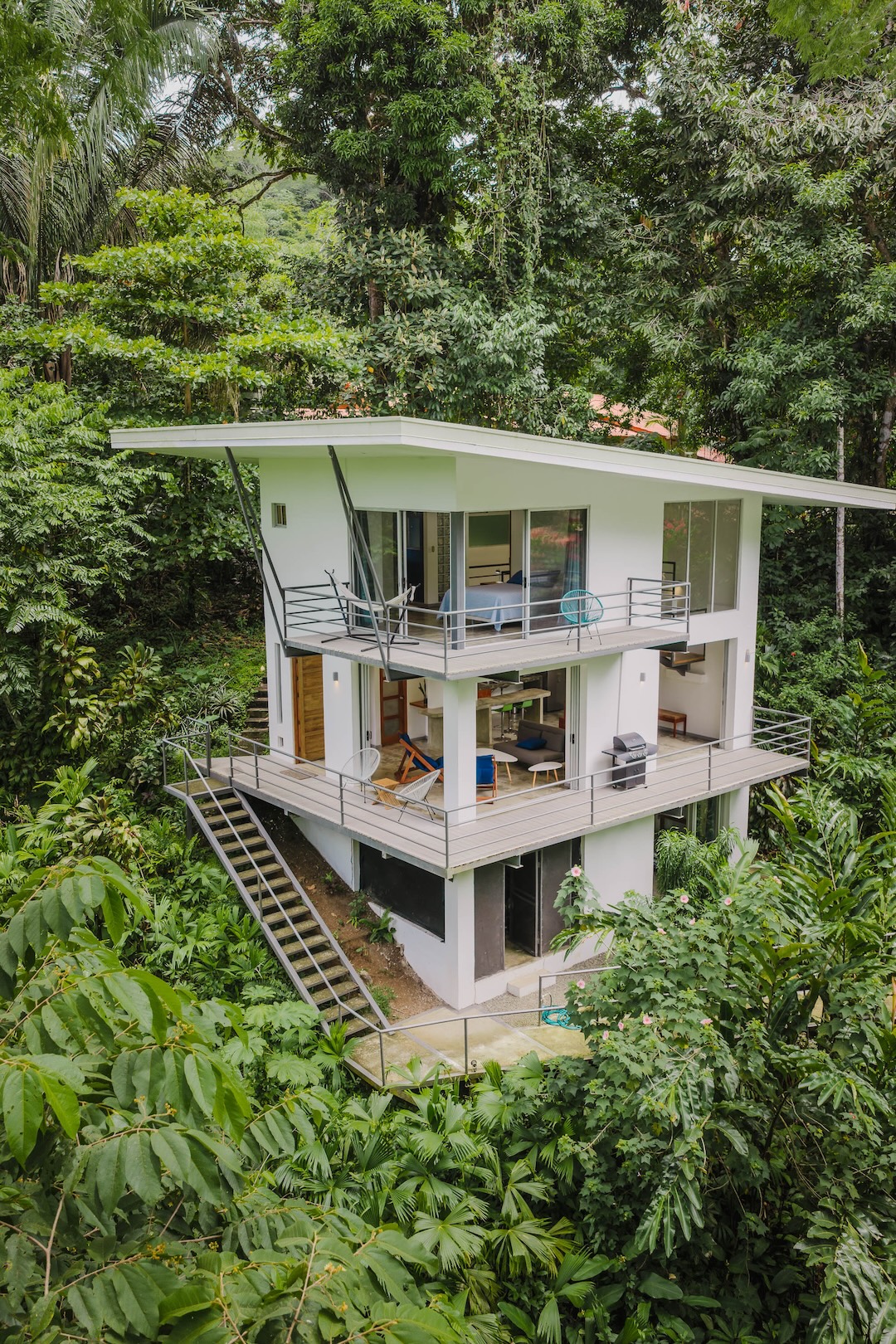 PRIVATE PROPERTY IN A GATED RESIDENTIAL COMMUNITY, SURROUNDED BY JUNGLE AND FEATURING THREE UNITS, IN MANUEL ANTONIO