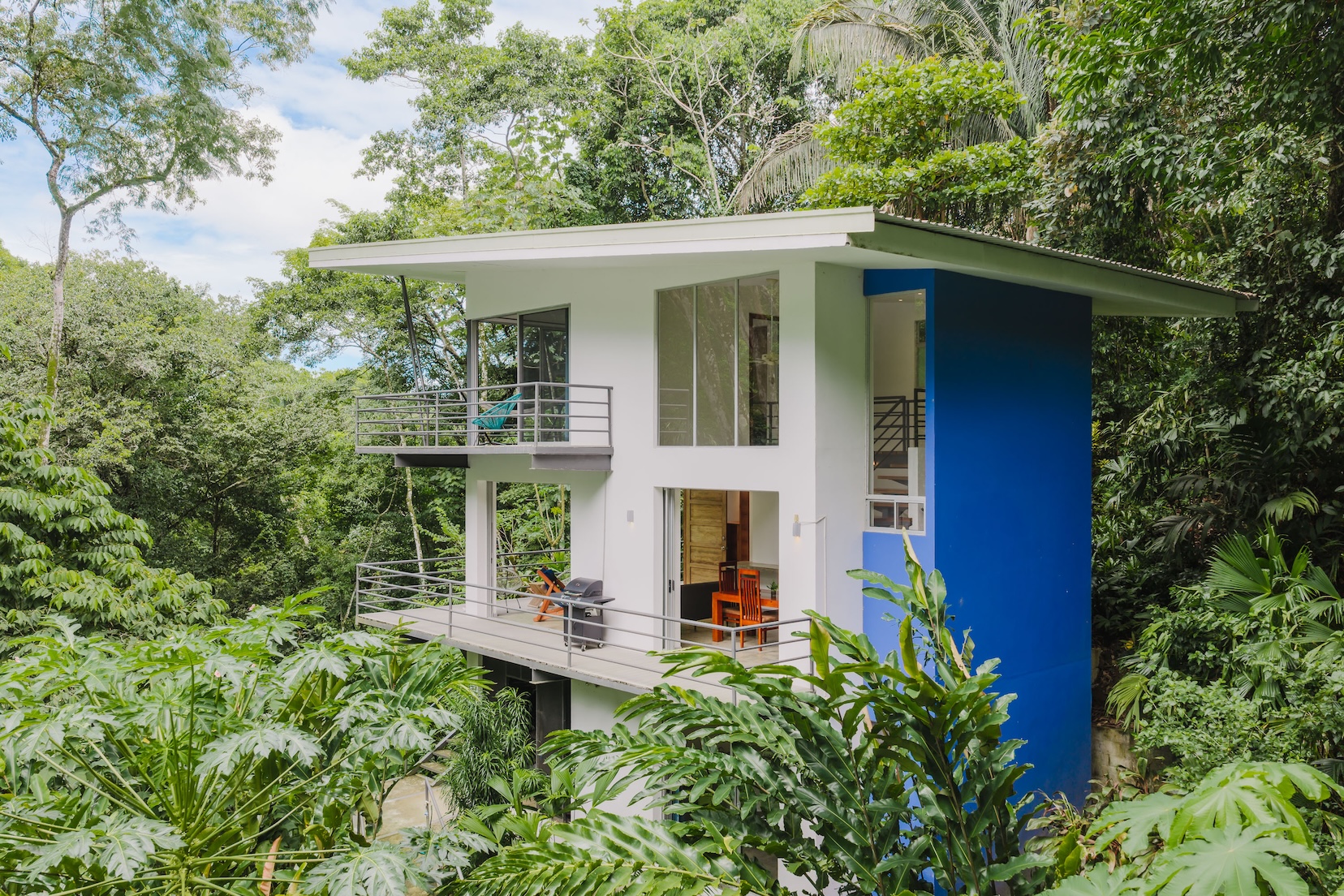 PRIVATE PROPERTY IN A GATED RESIDENTIAL COMMUNITY, SURROUNDED BY JUNGLE AND FEATURING THREE UNITS, IN MANUEL ANTONIO