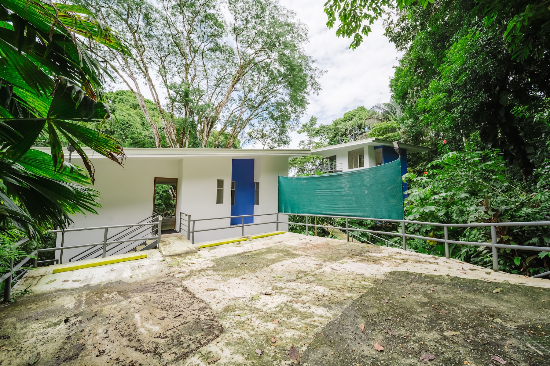 PRIVATE PROPERTY IN A GATED RESIDENTIAL COMMUNITY, SURROUNDED BY JUNGLE AND FEATURING THREE UNITS, IN MANUEL ANTONIO