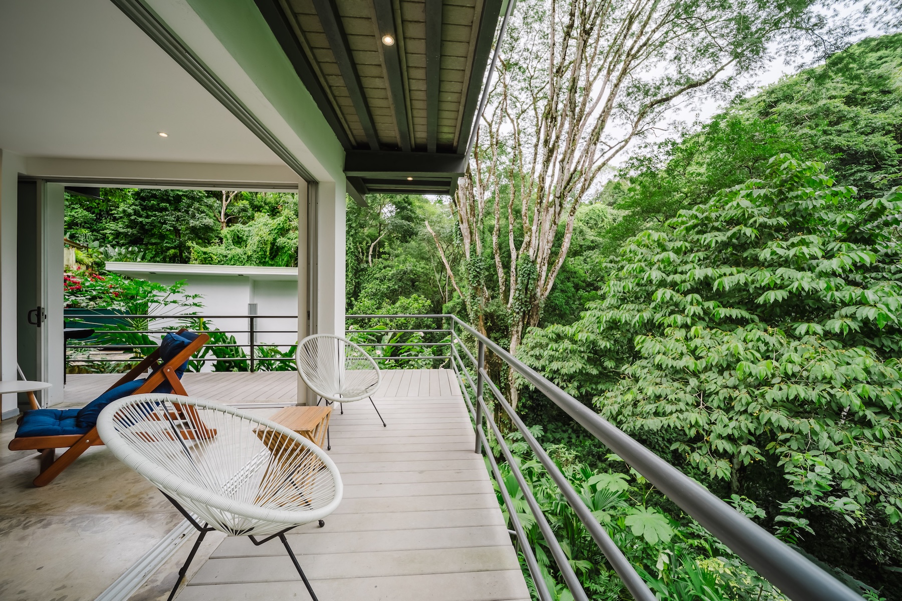 PRIVATE PROPERTY IN A GATED RESIDENTIAL COMMUNITY, SURROUNDED BY JUNGLE AND FEATURING THREE UNITS, IN MANUEL ANTONIO
