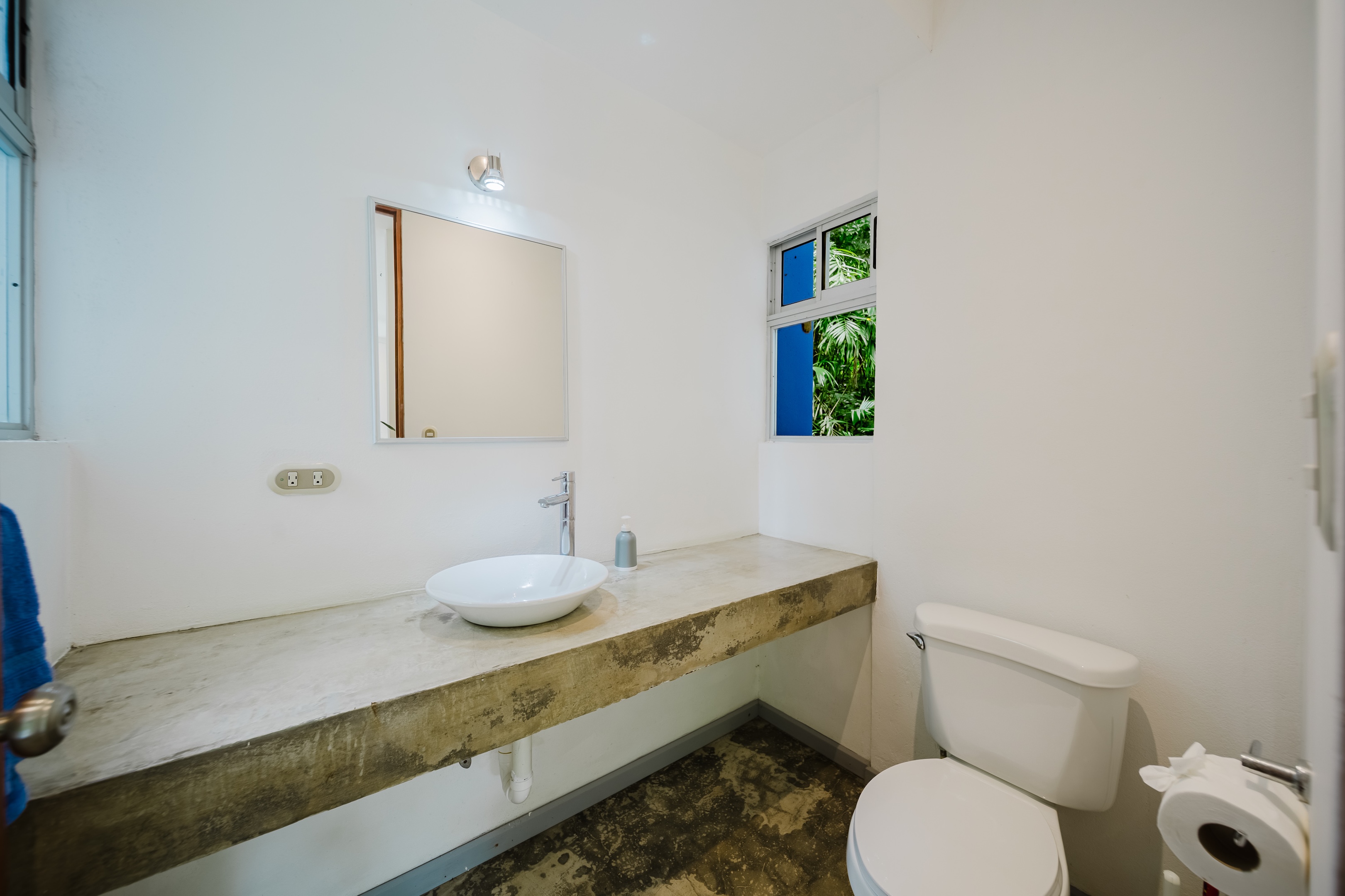 PRIVATE PROPERTY IN A GATED RESIDENTIAL COMMUNITY, SURROUNDED BY JUNGLE AND FEATURING THREE UNITS, IN MANUEL ANTONIO