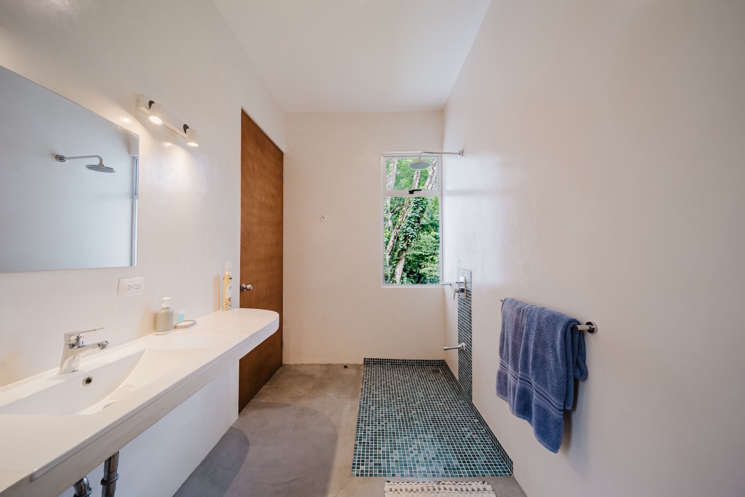 PRIVATE PROPERTY IN A GATED RESIDENTIAL COMMUNITY, SURROUNDED BY JUNGLE AND FEATURING THREE UNITS, IN MANUEL ANTONIO
