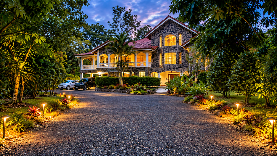 TWO-STORY FAMILY RESIDENCE WITH POOL AND EXPANSIVE GARDENS, IN PÉREZ ZELEDÓN – 4.58 ACRES