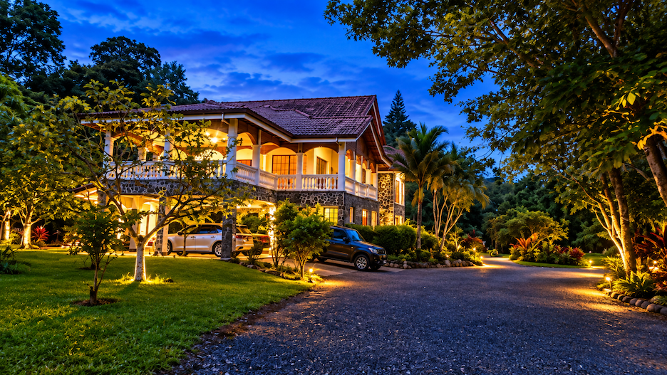 TWO-STORY FAMILY RESIDENCE WITH POOL AND EXPANSIVE GARDENS, IN PÉREZ ZELEDÓN – 4.58 ACRES
