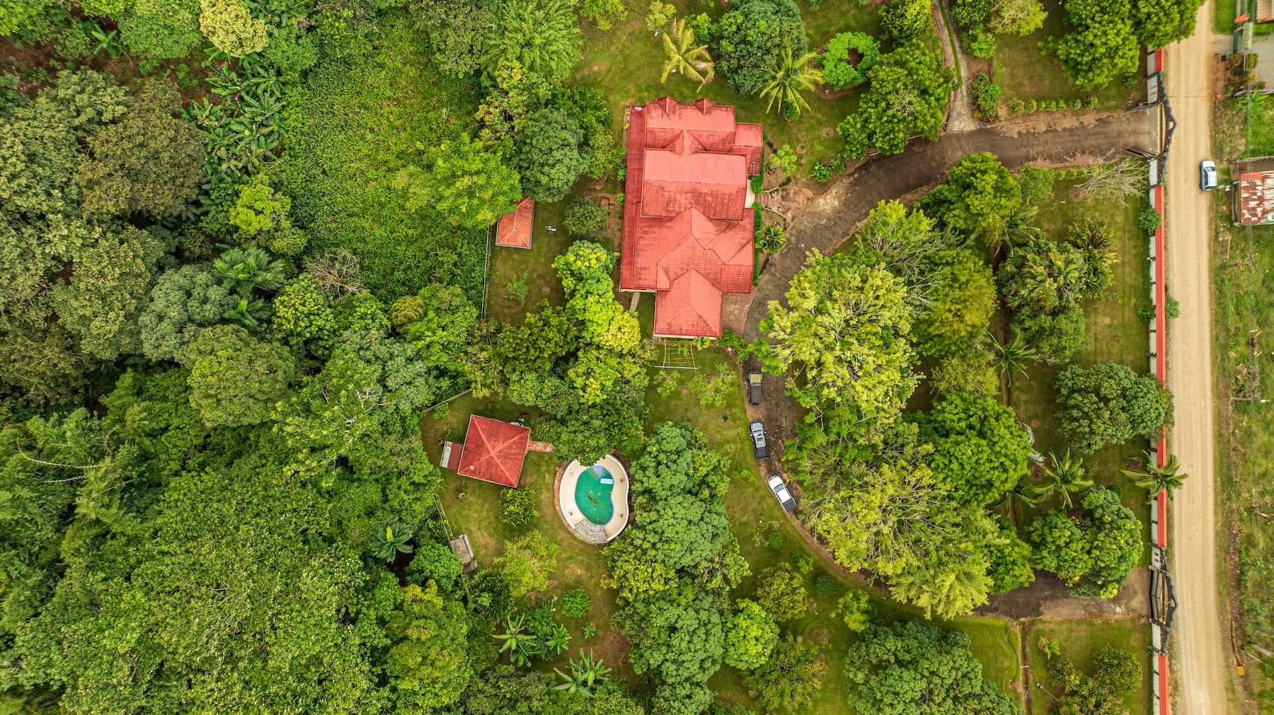 TWO-STORY FAMILY RESIDENCE WITH POOL AND EXPANSIVE GARDENS, IN PÉREZ ZELEDÓN – 4.58 ACRES