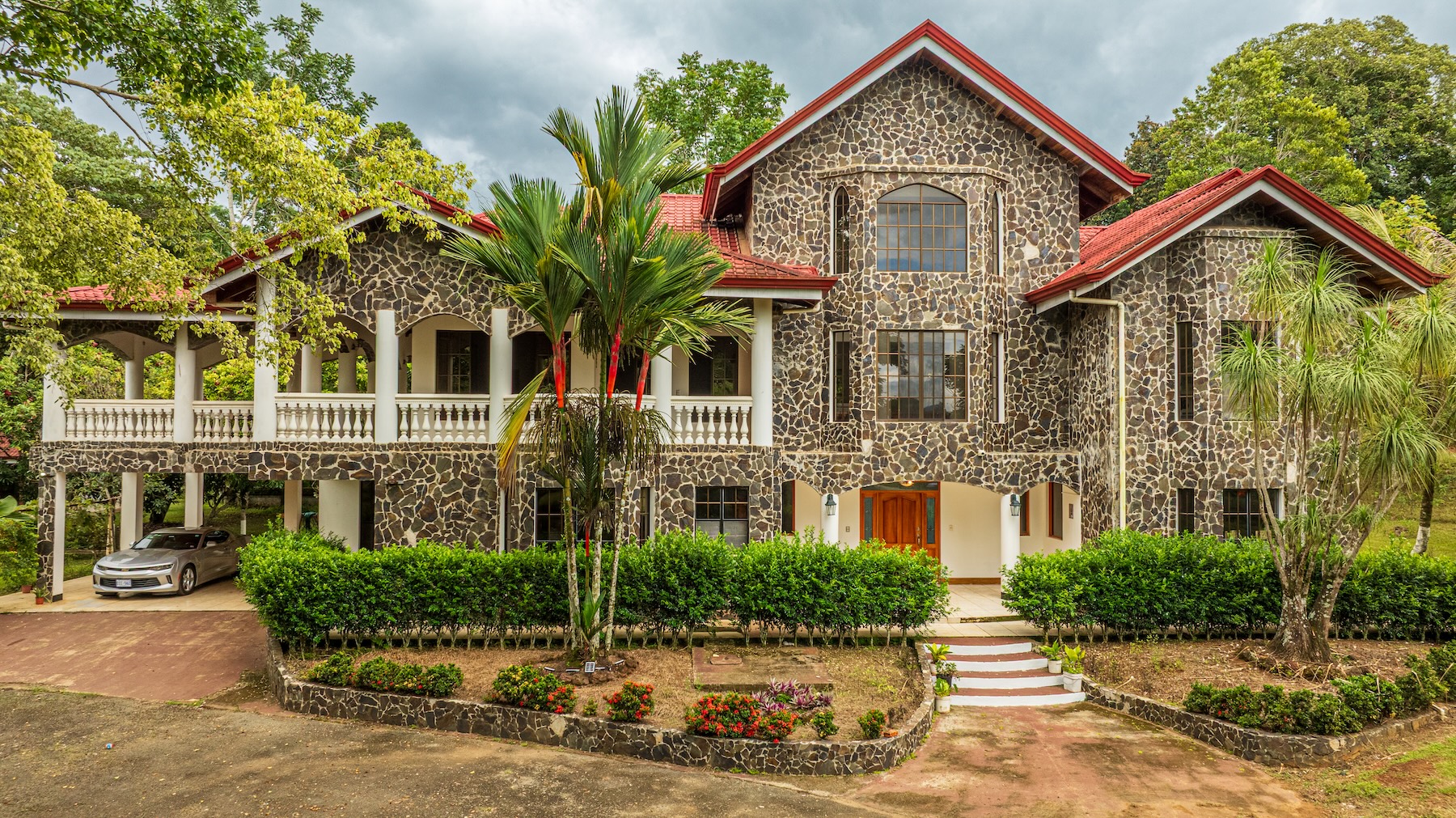 TWO-STORY FAMILY RESIDENCE WITH POOL AND EXPANSIVE GARDENS, IN PÉREZ ZELEDÓN – 4.58 ACRES