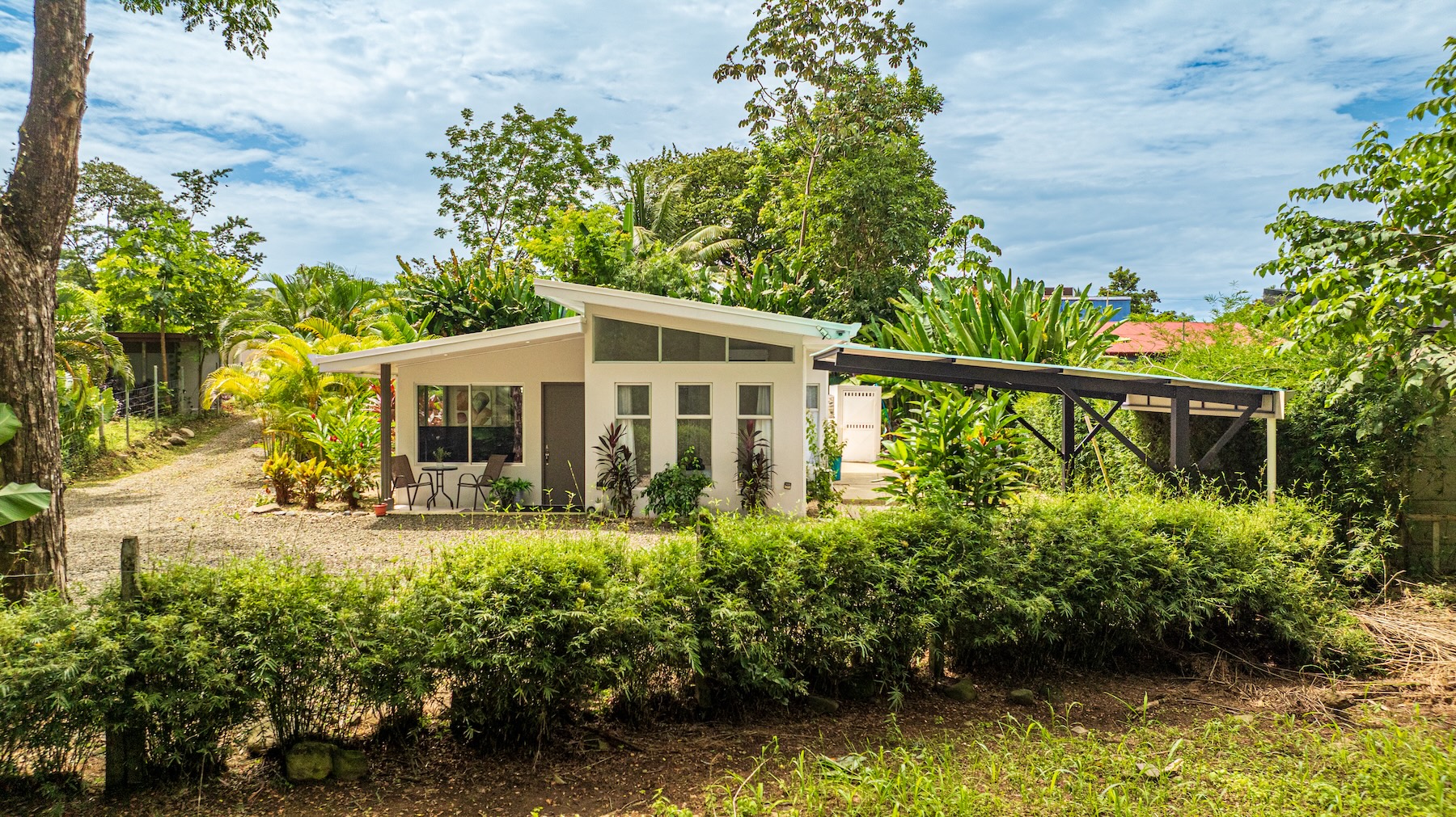 HOUSE WITH PRIVATE POOL AND TROPICAL GARDENS NEAR THE BEACH, IN BAHÍA BALLENA, UVITA