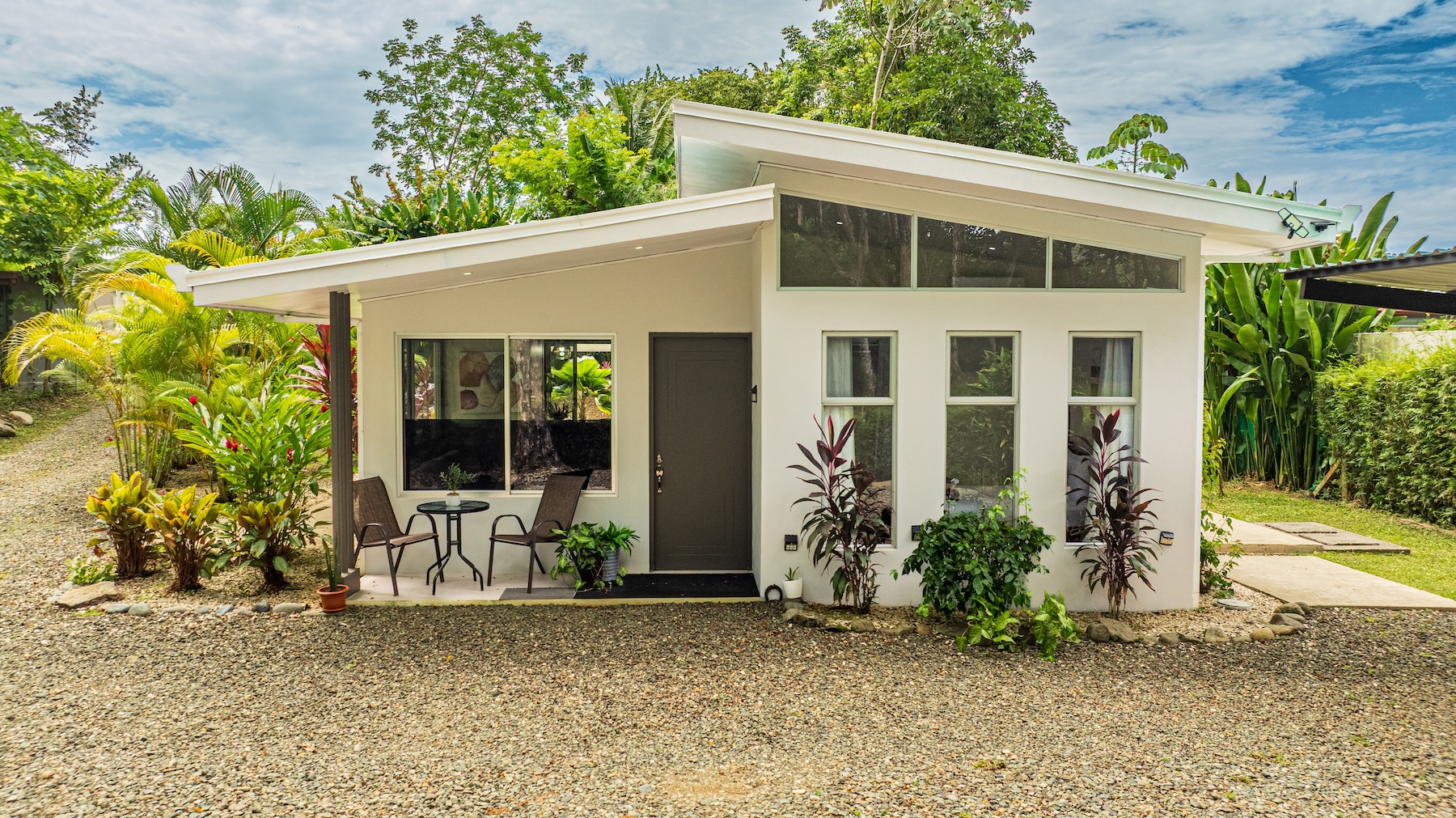 HOUSE WITH PRIVATE POOL AND TROPICAL GARDENS NEAR THE BEACH, IN BAHÍA BALLENA, UVITA