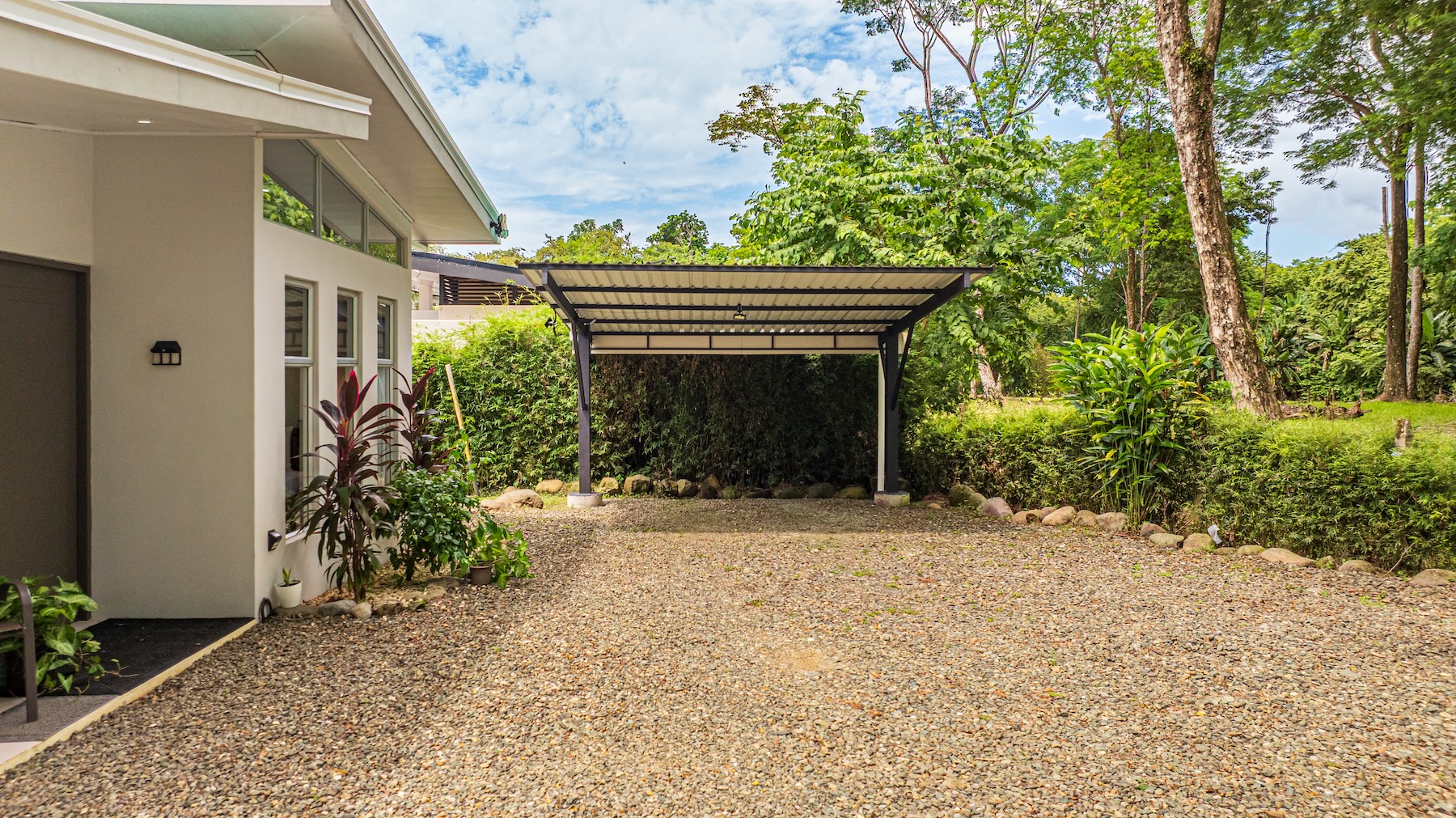 HOUSE WITH PRIVATE POOL AND TROPICAL GARDENS NEAR THE BEACH, IN BAHÍA BALLENA, UVITA