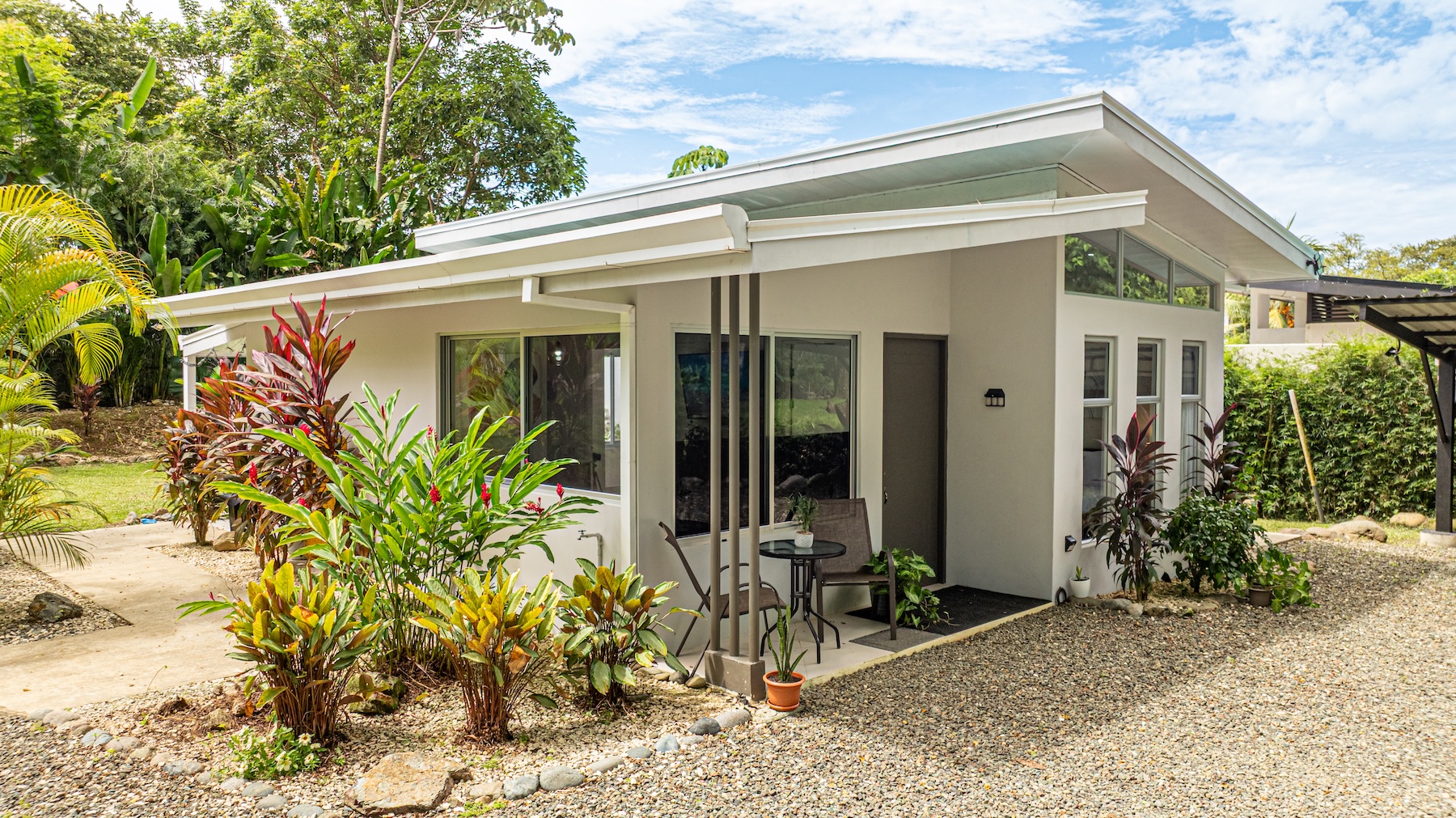 HOUSE WITH PRIVATE POOL AND TROPICAL GARDENS NEAR THE BEACH, IN BAHÍA BALLENA, UVITA