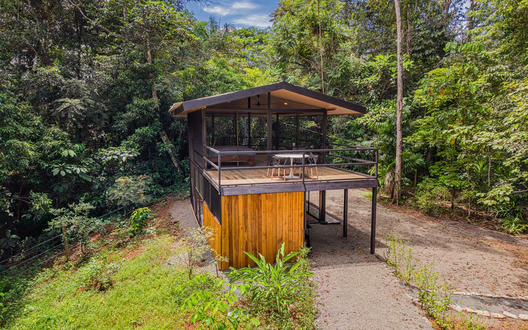 CABIN WITH DIRECT RIVER ACCESS AND PRIVATE BEACH NEAR DOMINICAL, IN PLATANILLO