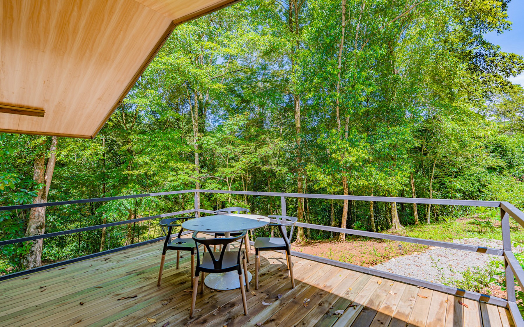 CABIN WITH DIRECT RIVER ACCESS AND PRIVATE BEACH NEAR DOMINICAL, IN PLATANILLO