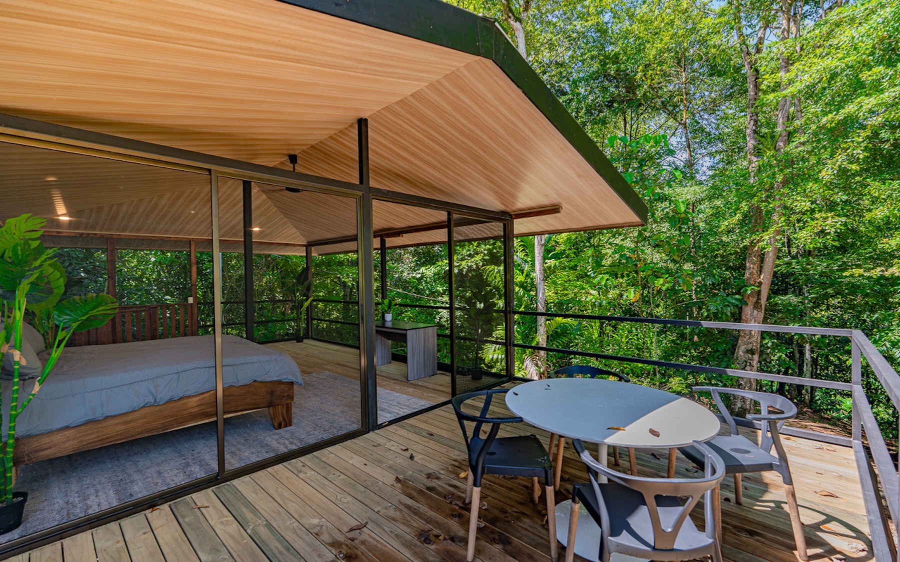 CABIN WITH DIRECT RIVER ACCESS AND PRIVATE BEACH NEAR DOMINICAL, IN PLATANILLO