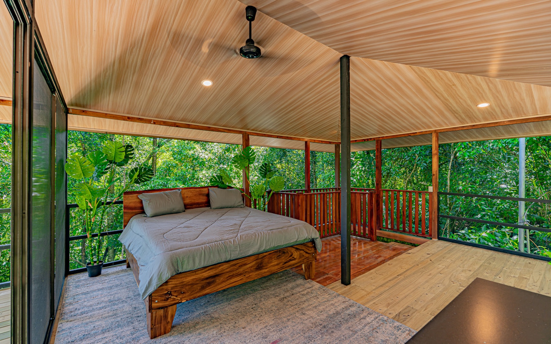 CABIN WITH DIRECT RIVER ACCESS AND PRIVATE BEACH NEAR DOMINICAL, IN PLATANILLO