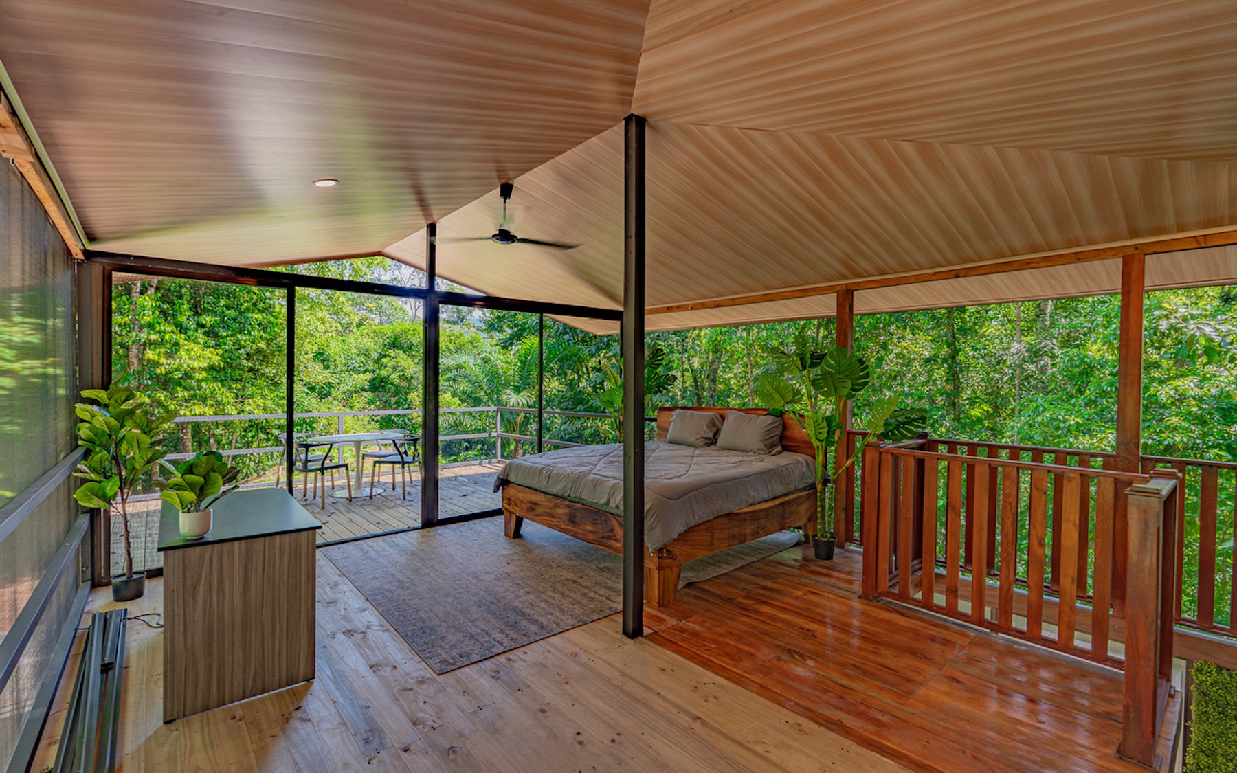 CABIN WITH DIRECT RIVER ACCESS AND PRIVATE BEACH NEAR DOMINICAL, IN PLATANILLO