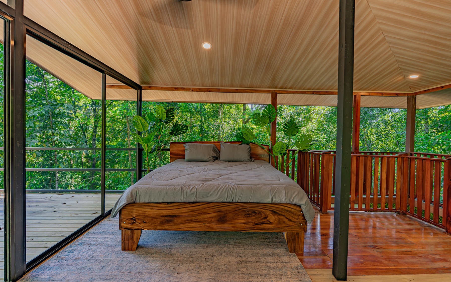 CABIN WITH DIRECT RIVER ACCESS AND PRIVATE BEACH NEAR DOMINICAL, IN PLATANILLO