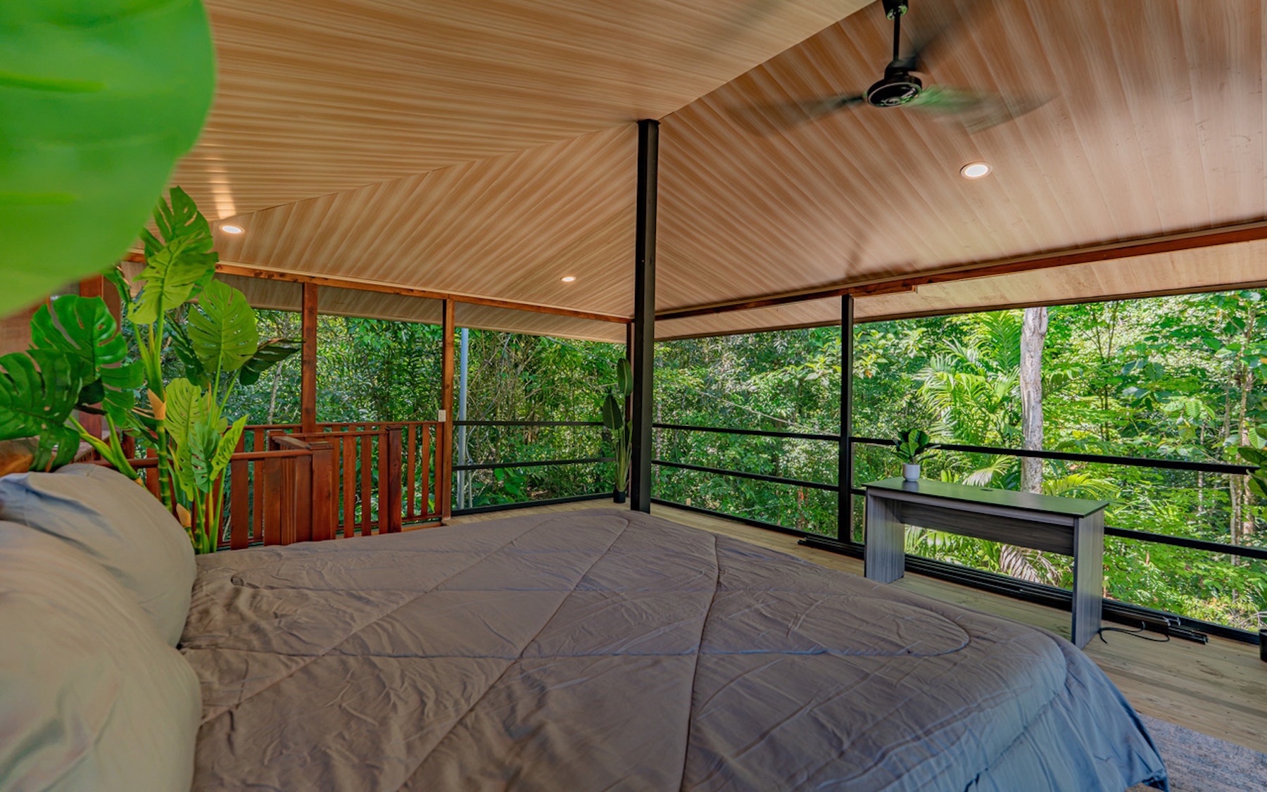 CABIN WITH DIRECT RIVER ACCESS AND PRIVATE BEACH NEAR DOMINICAL, IN PLATANILLO