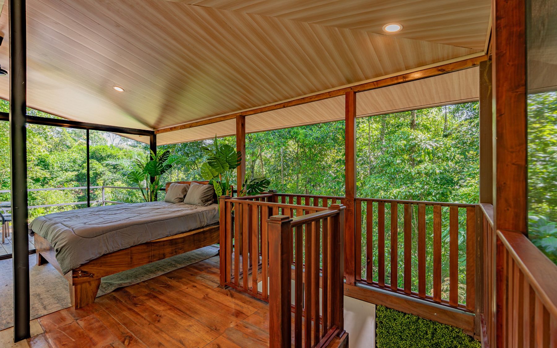 CABIN WITH DIRECT RIVER ACCESS AND PRIVATE BEACH NEAR DOMINICAL, IN PLATANILLO
