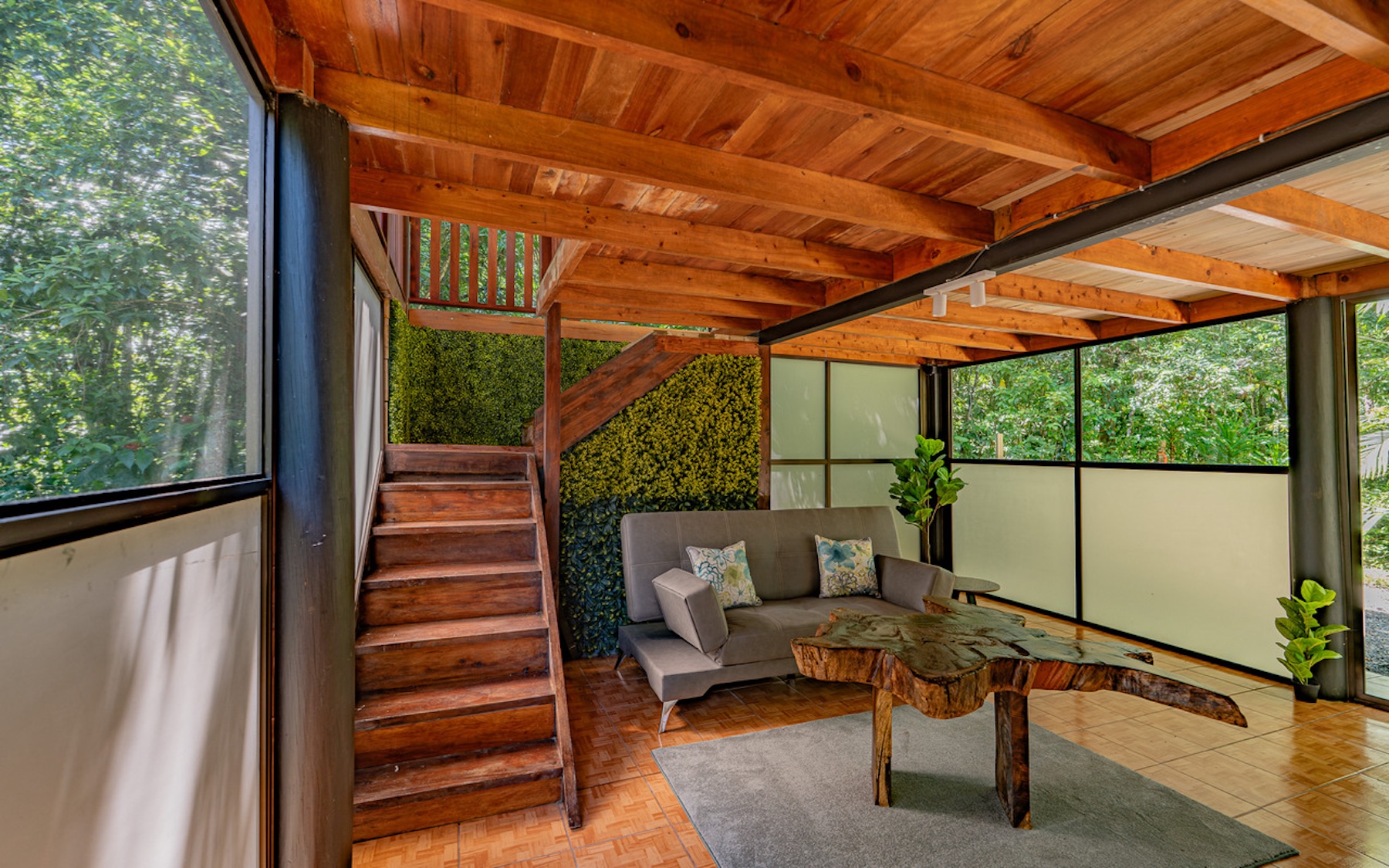 CABIN WITH DIRECT RIVER ACCESS AND PRIVATE BEACH NEAR DOMINICAL, IN PLATANILLO