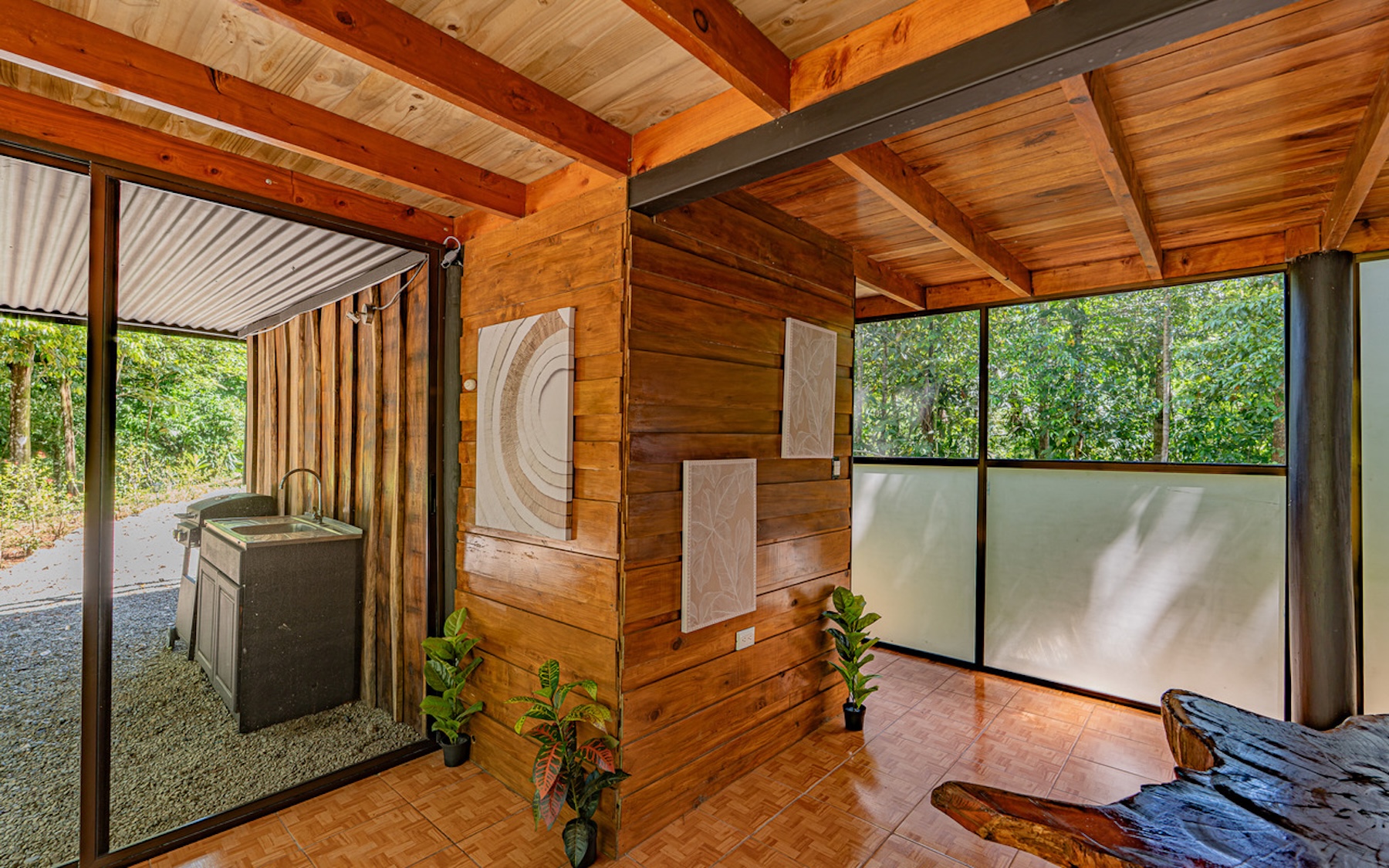 CABIN WITH DIRECT RIVER ACCESS AND PRIVATE BEACH NEAR DOMINICAL, IN PLATANILLO