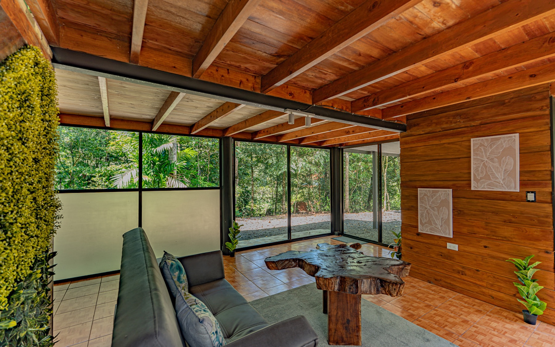 CABIN WITH DIRECT RIVER ACCESS AND PRIVATE BEACH NEAR DOMINICAL, IN PLATANILLO