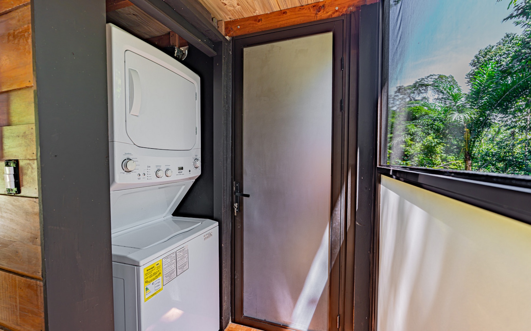 CABIN WITH DIRECT RIVER ACCESS AND PRIVATE BEACH NEAR DOMINICAL, IN PLATANILLO